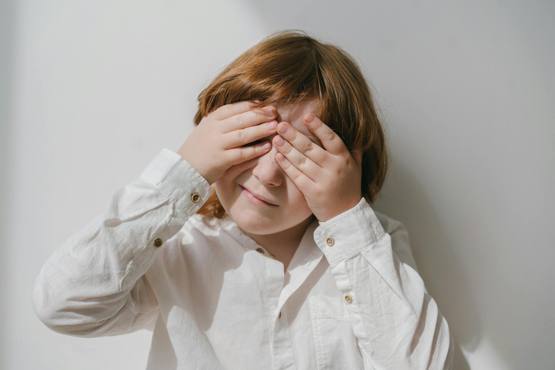 A little boy covering his eyes | Source: Pexels