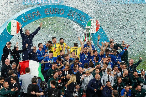 La sélection Italienne soulevant son trophée | Photo : Getty Images