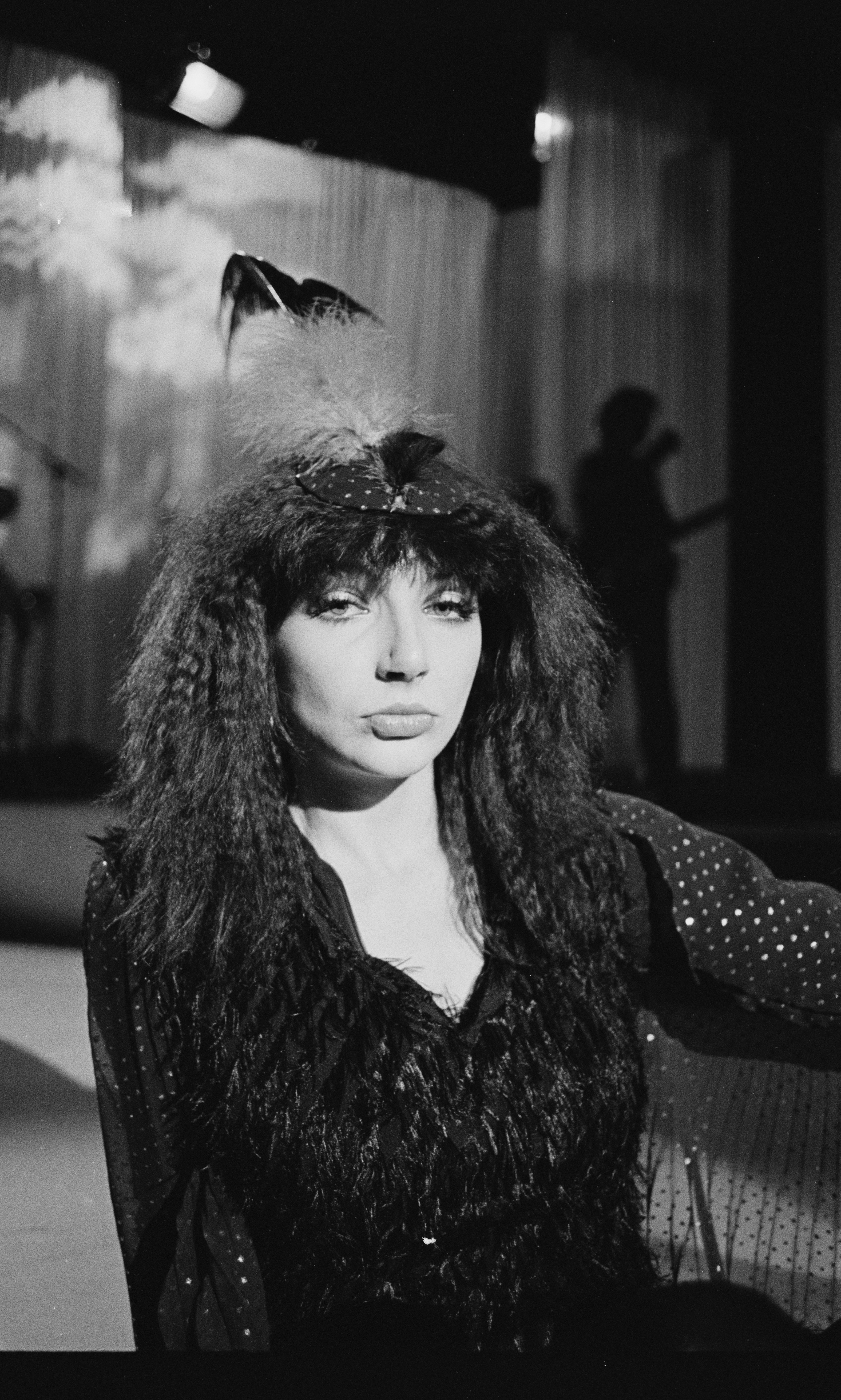  Kate Bush performing on the set of the BBC television special 'The Wedding List', November 1979 | Photo: Getty Images
