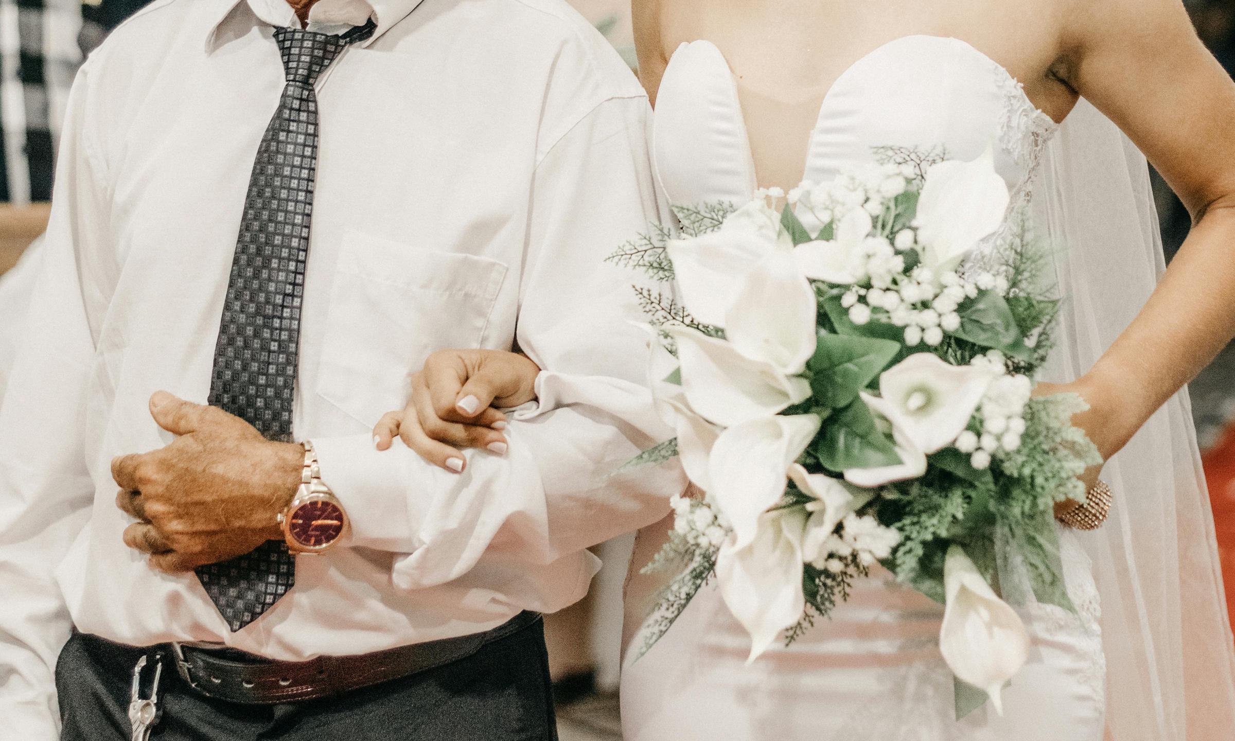 A father walking a bride down the aisle | Source: Pexels