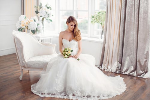 Braut posiert für Hochzeitsfotos | Quelle: Shutterstock