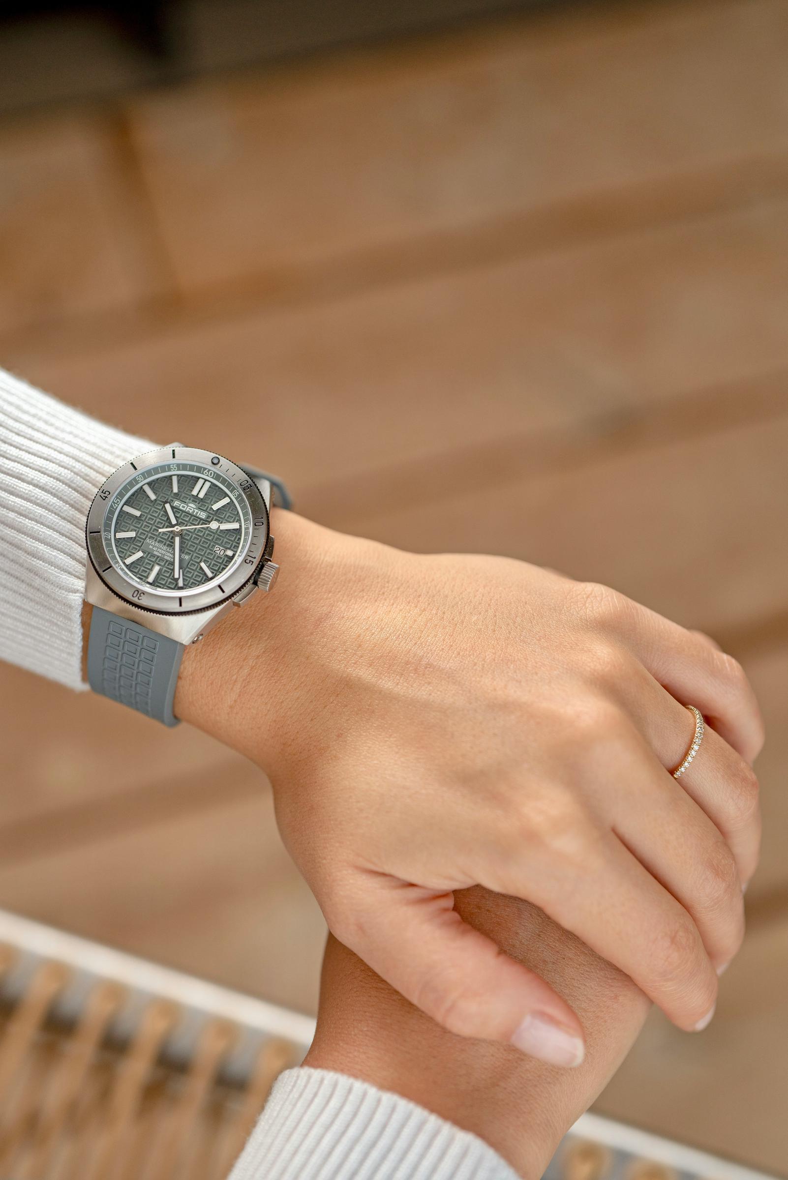 A woman's wrist with a watch on it | Source: Unsplash