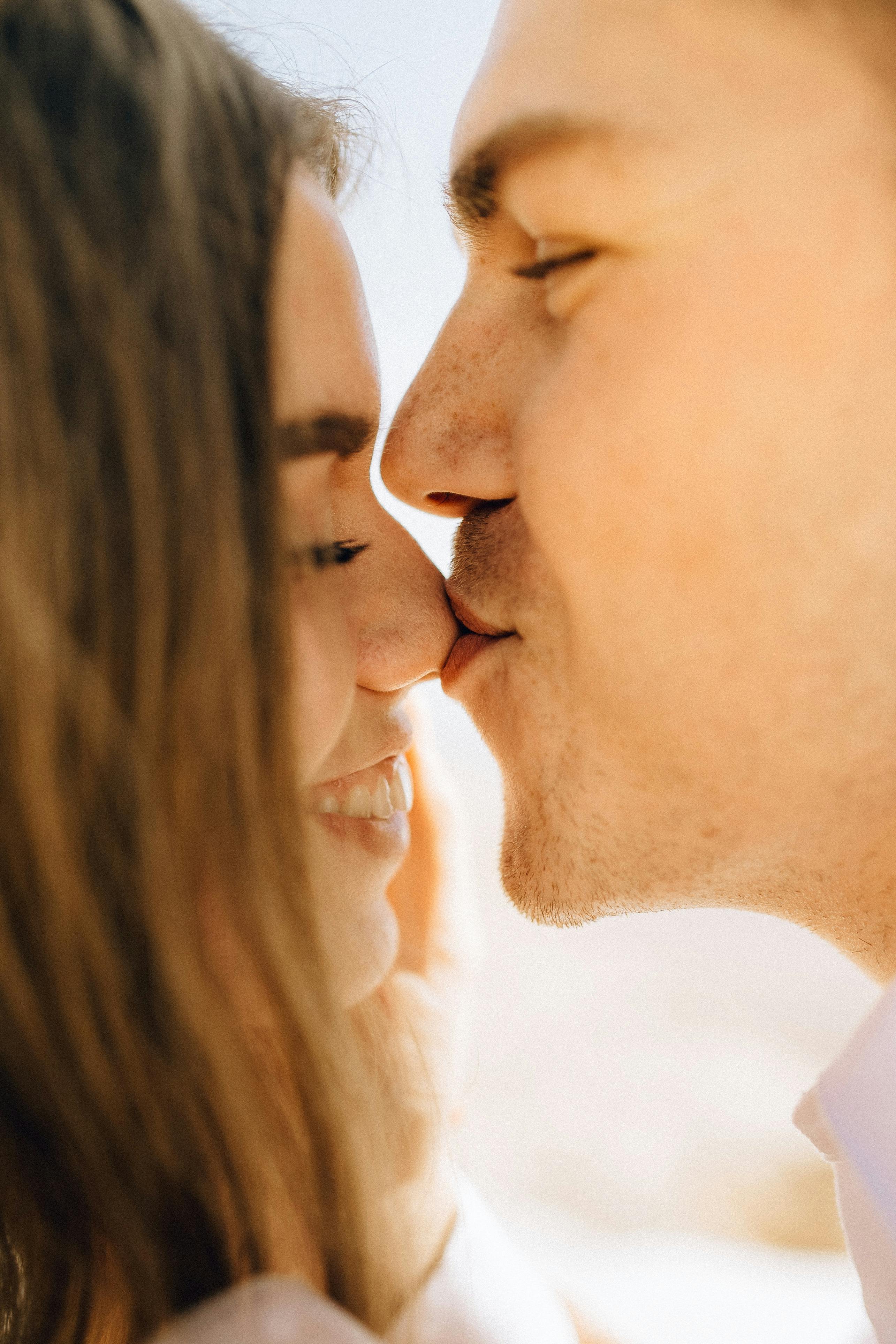 A man kissing a woman's nose | Source: Pexels