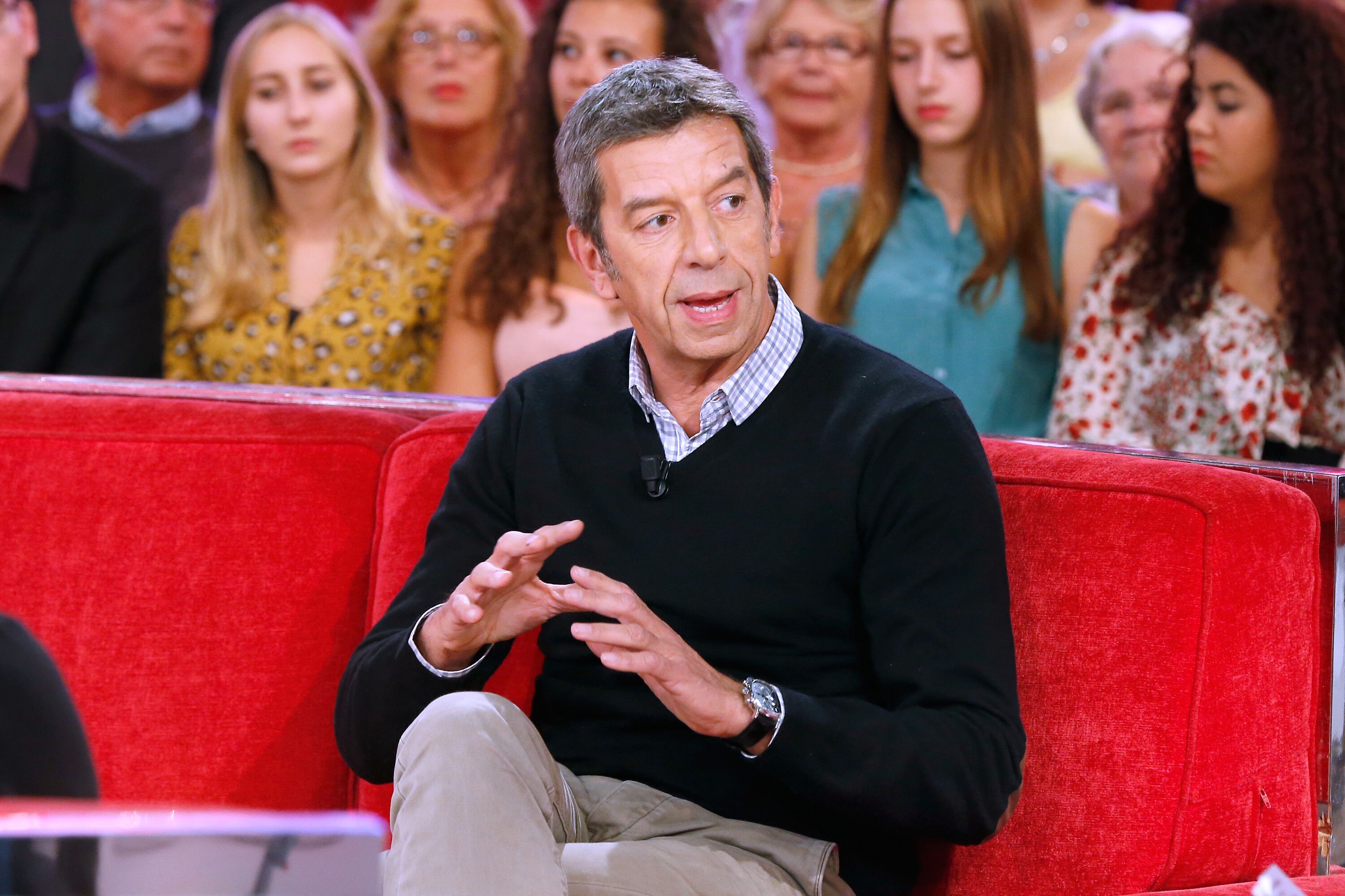 Michel Cymes présente l'émission "Aventures de médecine : Les pionniers de l'urgence" au Pavillon Gabriel à Paris, France. | Photo : Getty Images
