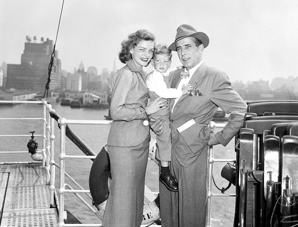 Humphrey Bogart, his wife, Lauren Bacall, and their son, Stephen, returning home aboard the Ile de France on August 14, 1951. | Source: Getty Images