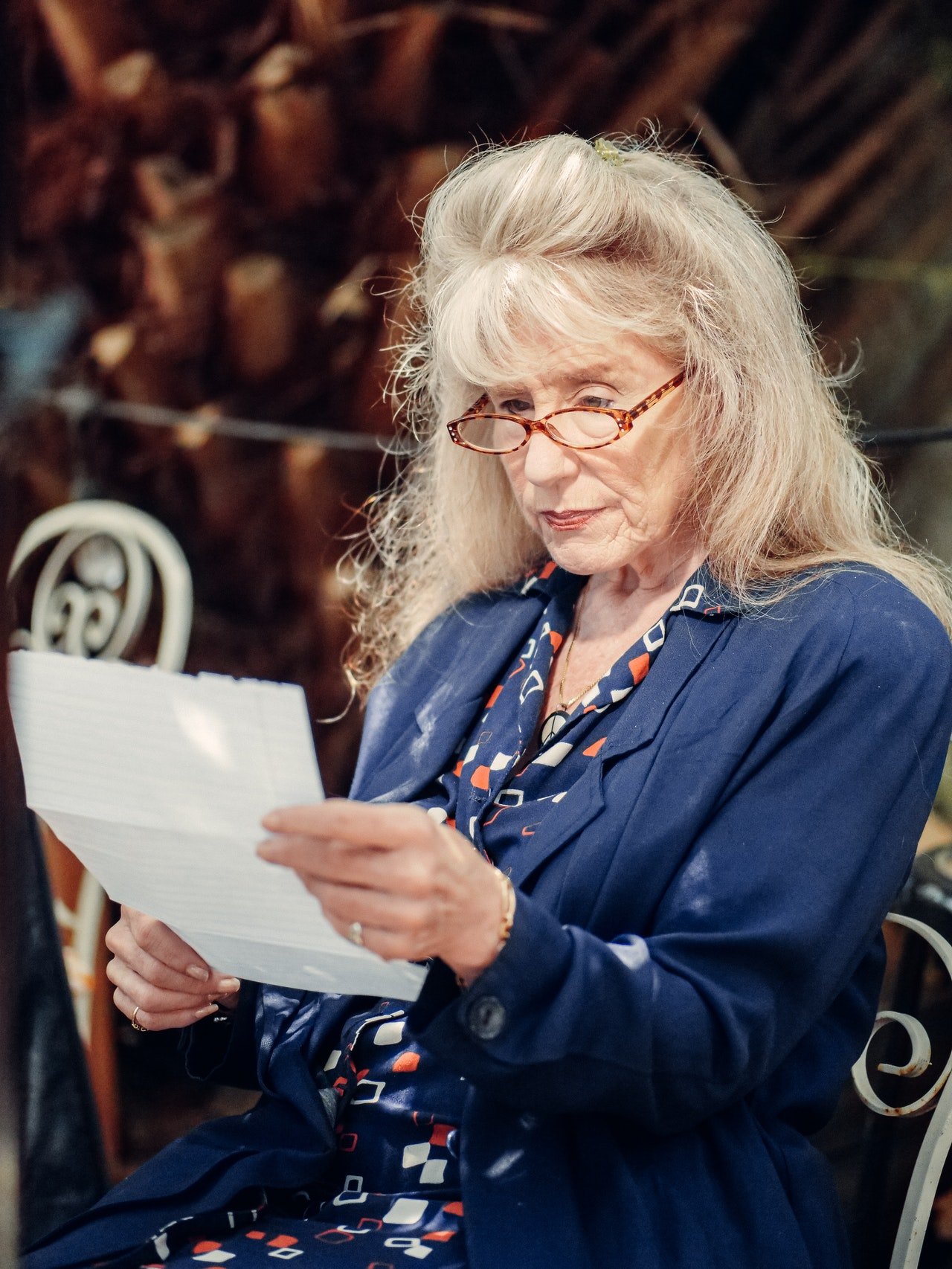 Mujer leyendo una carta. | Foto: Pexels