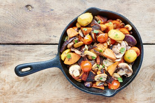 Légumes d'hiver sautés dans une poêle en fonte. | Photo : Getty Images