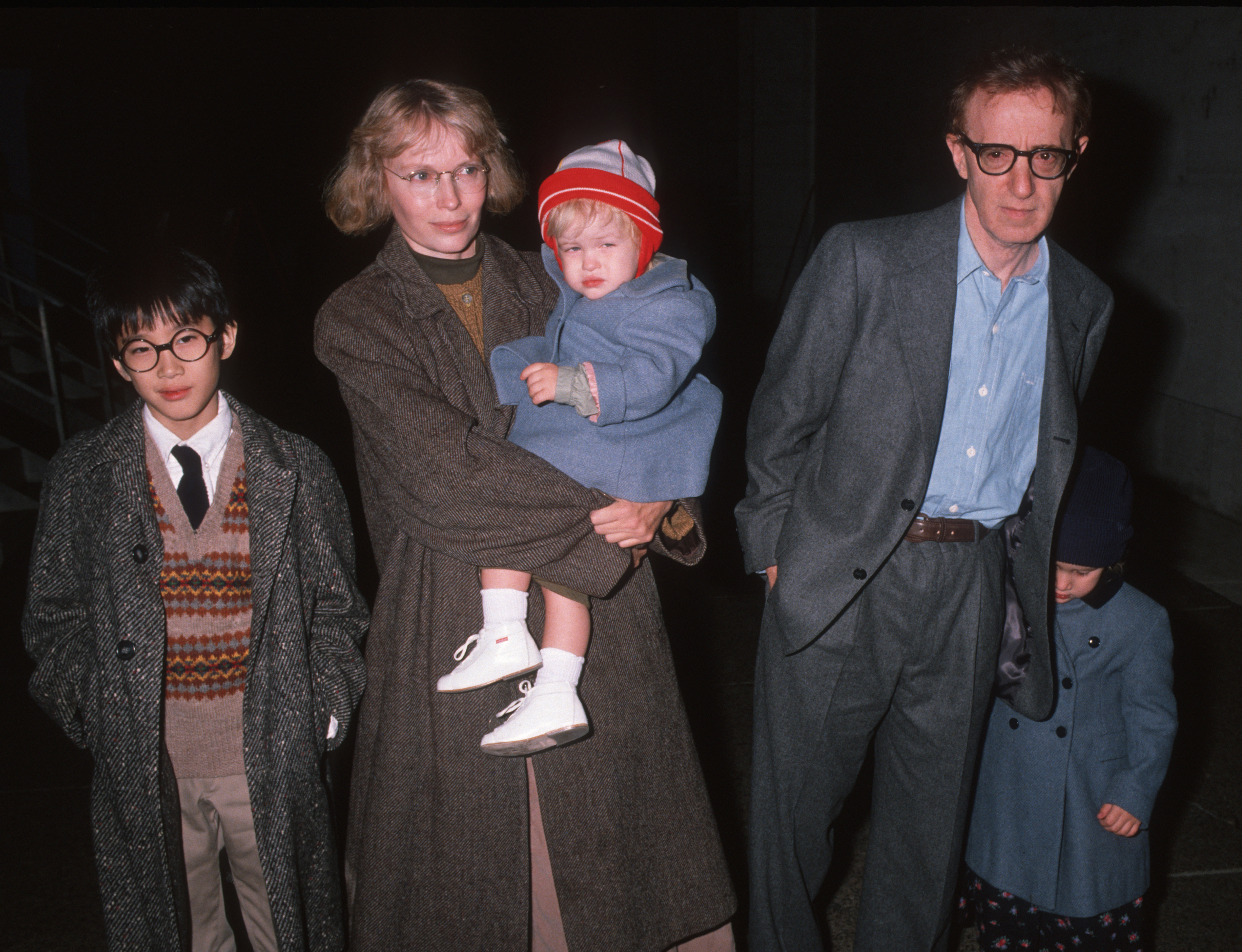 Woody Allen, Mia Farrow and their children at The Apple Circus Performance on November 3, 1989, in New York City. | Source: Getty Images