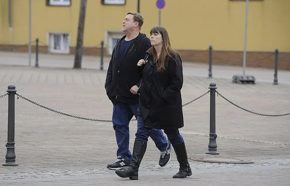 John Goodman y su esposa Annabeth Hartzog caminando por la ciudad de Ilsenburg el 28 de abril de 2013 en Ilsenburg cerca de Goslar, Alemania. | Foto: Getty Images
