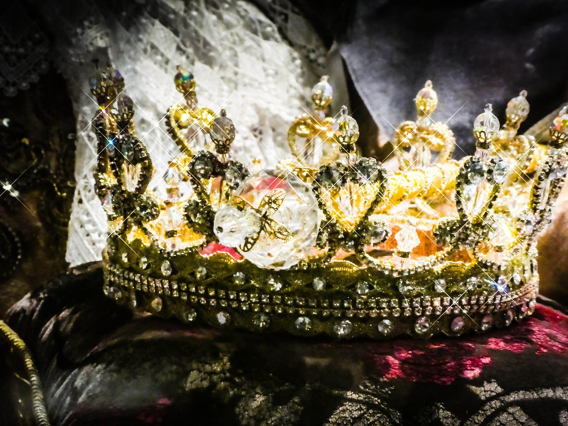 A Gold royal crown. | Source: Pixabay. 