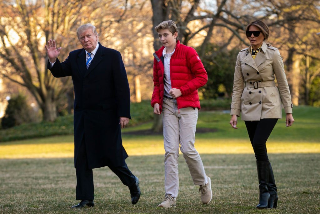 Barron Trump rentrant à la Maison Blanche avec ses parents. l Source : Getty Images Barron Trump rentrant à la Maison Blanche avec ses parents. l Source : Getty Images