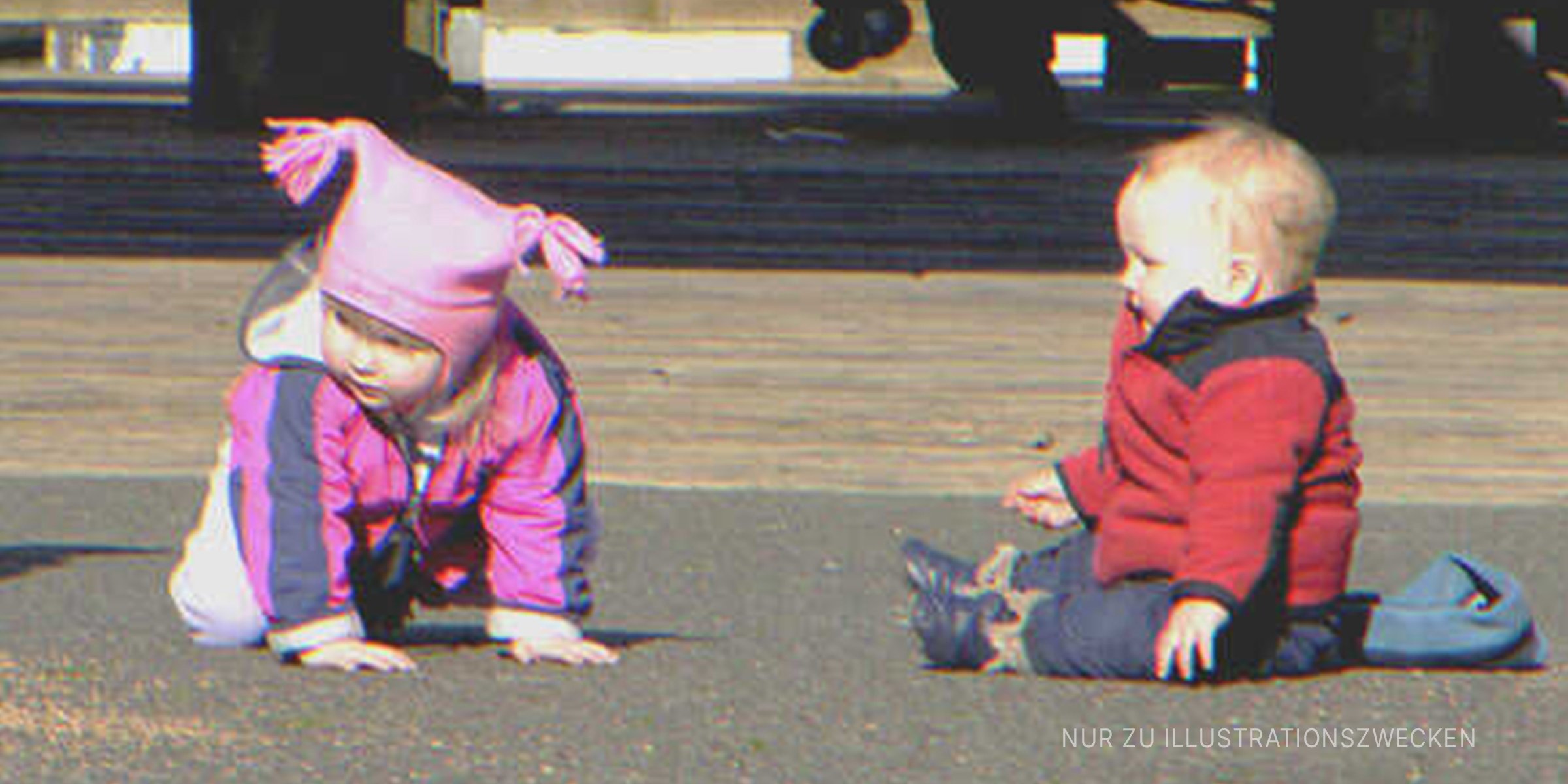 Zwei Babys sitzen auf dem Bürgersteig. | Quelle: Flickr / Laurel Fan (CC BY-SA 2.0)