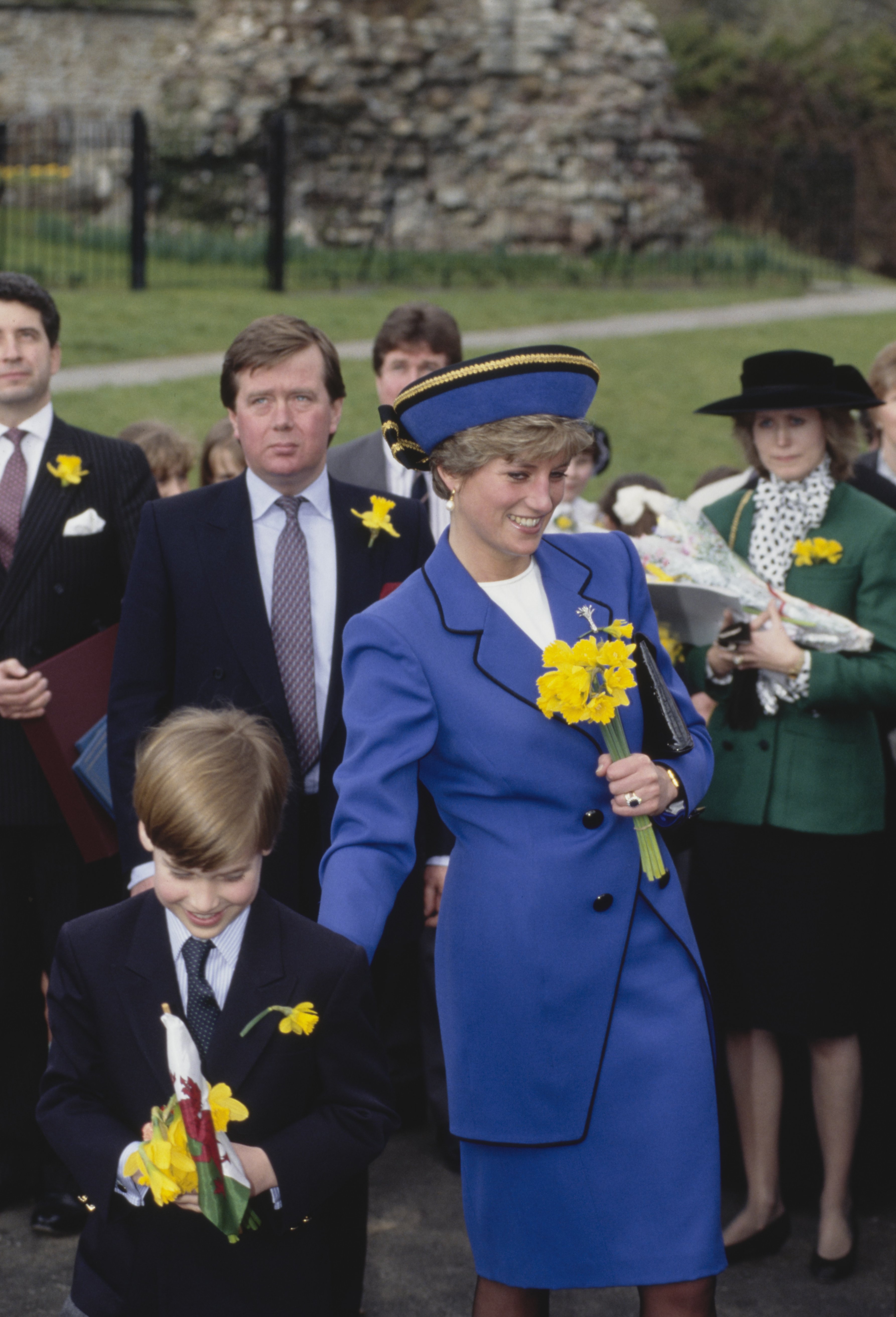 Los miembros de la realeza británica, el príncipe William y su madre, Diana, princesa de Gales (1961-1997), asisten al primer compromiso oficial de William el día de San David en Cardiff, Gales, el 1 de marzo de 1991. | Foto: Getty Images