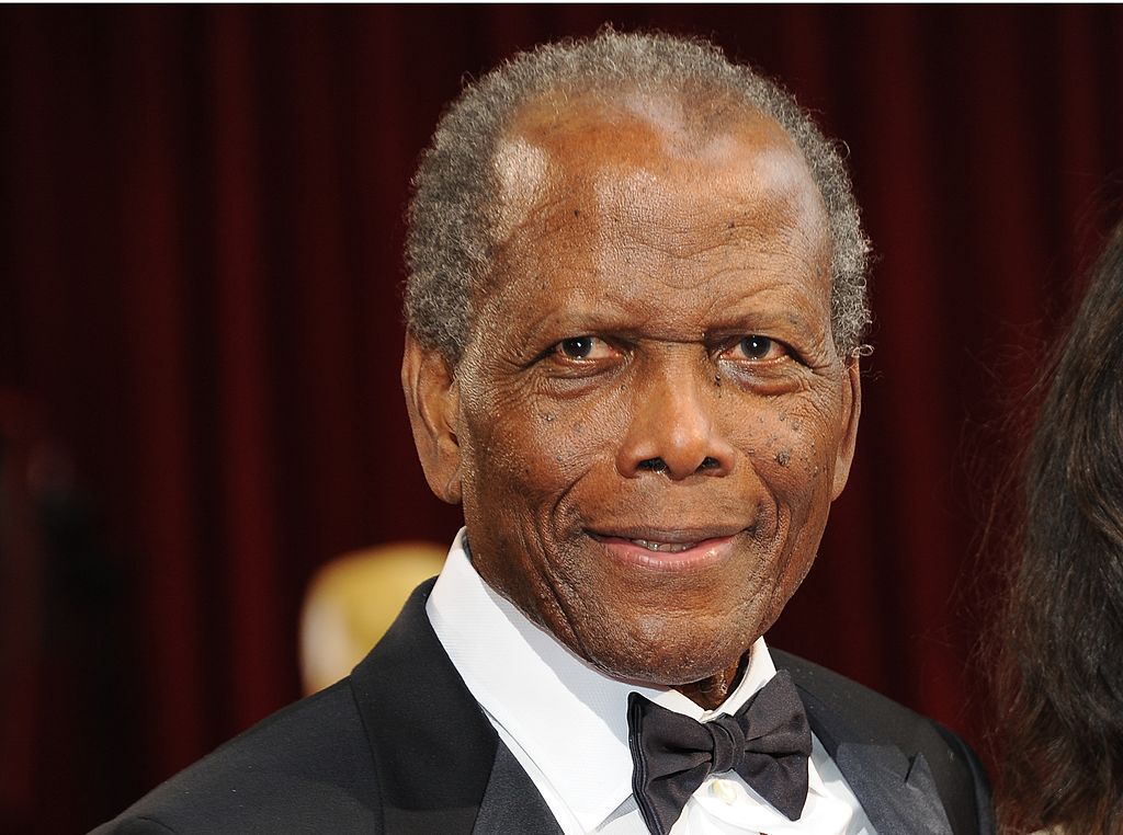 Actor Sidney Poitier arrives on the red carpet for the 86th Academy Awards on March 2nd, 2014. | Photo: Getty Images