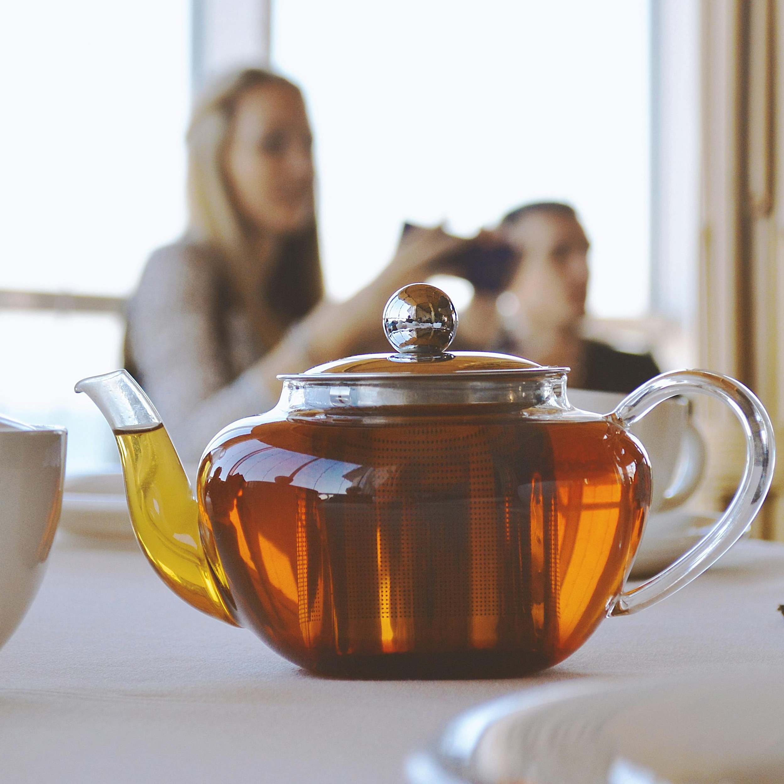 A teapot obscuring a couple in the background | Source: Pexels