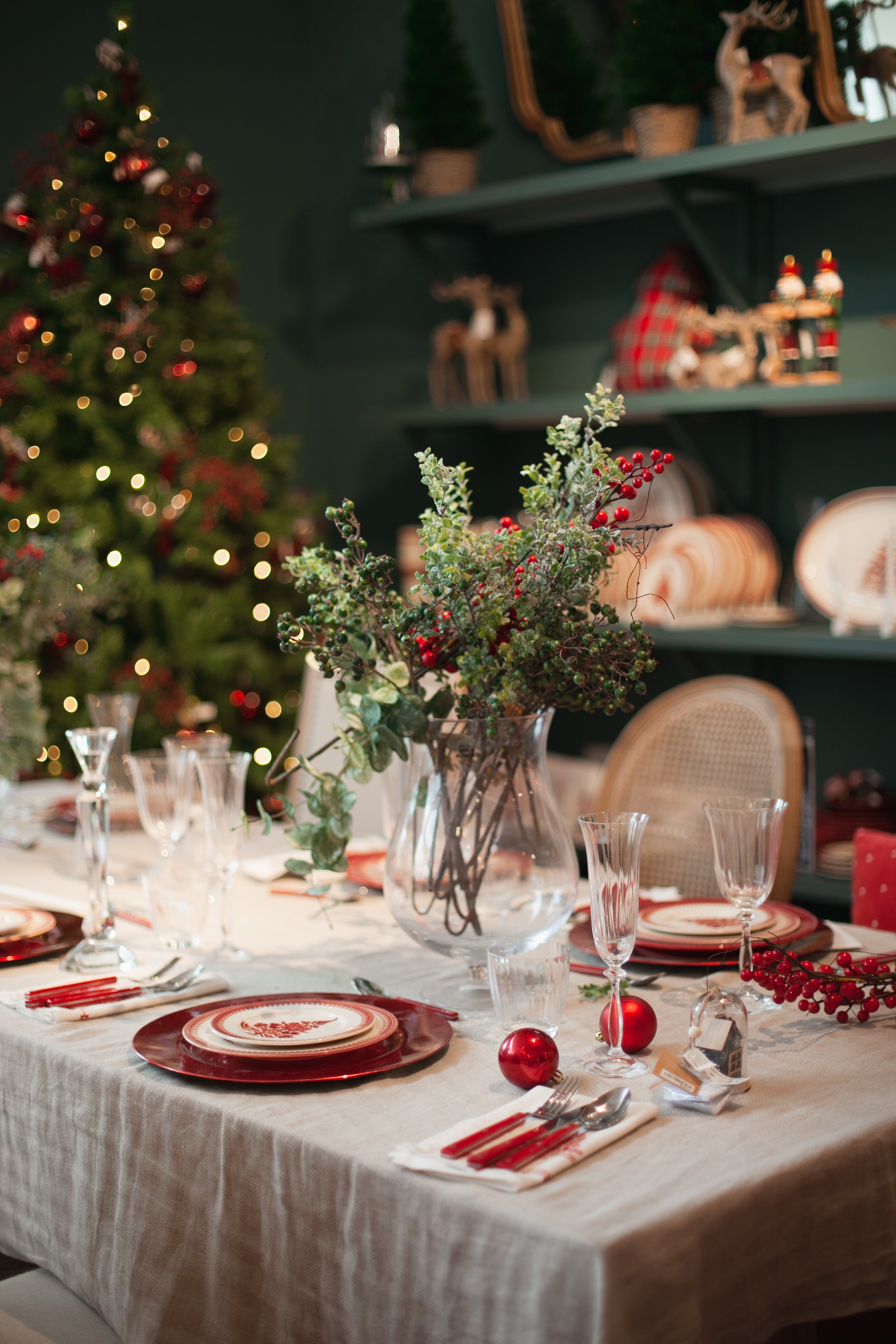 Festive christmas table | Source: Shutterstock