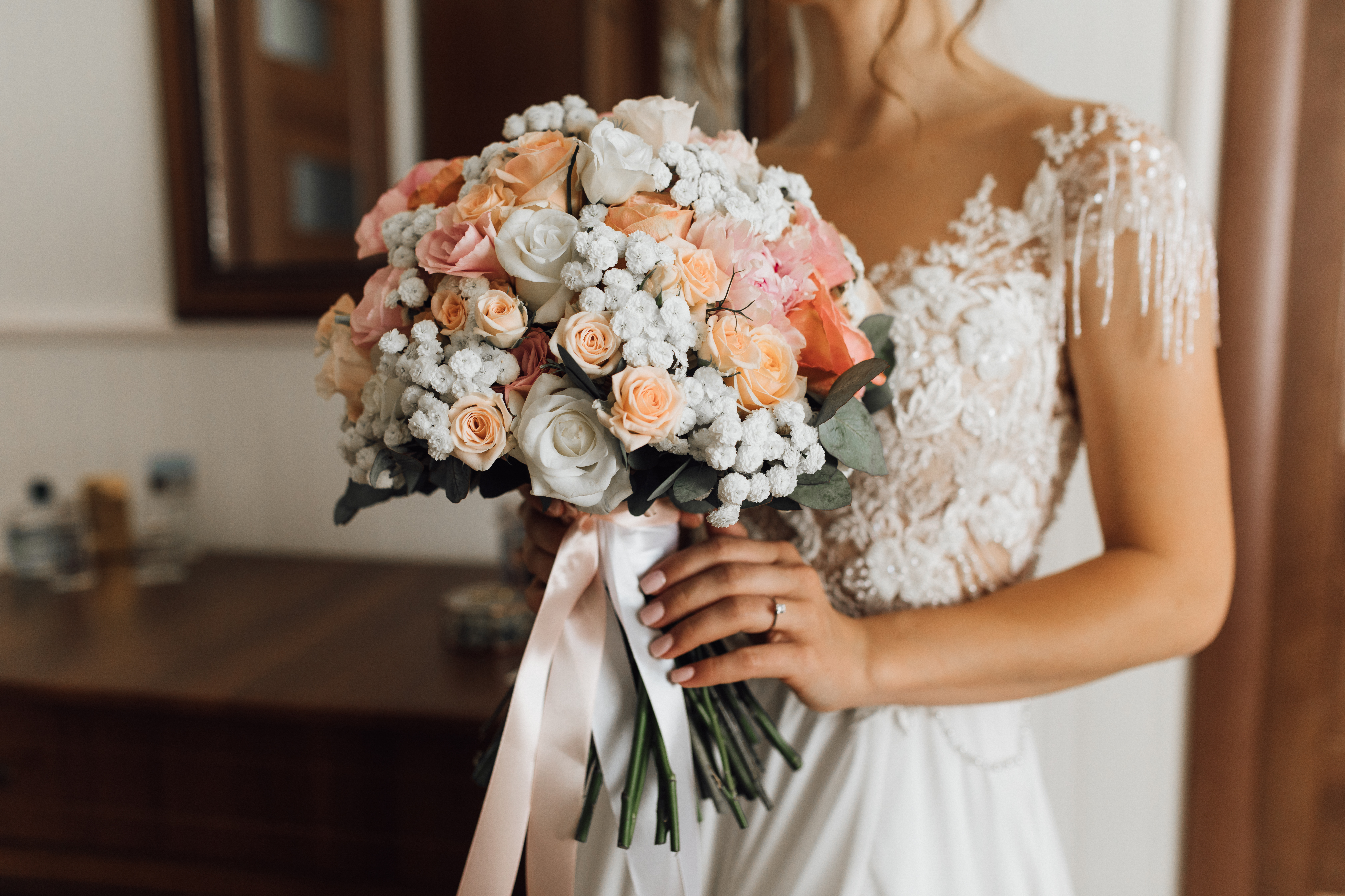 Bride holding a bouquet | Source: Freepik