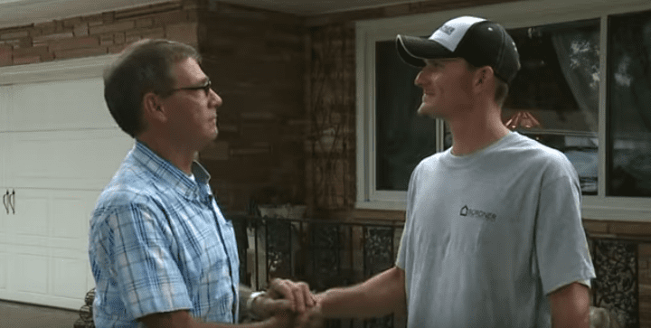 Dee Vaughn thanking David Fredman for saving Max on August 5, 2019 | Photo: YouTube/FOX4 News Kansas City