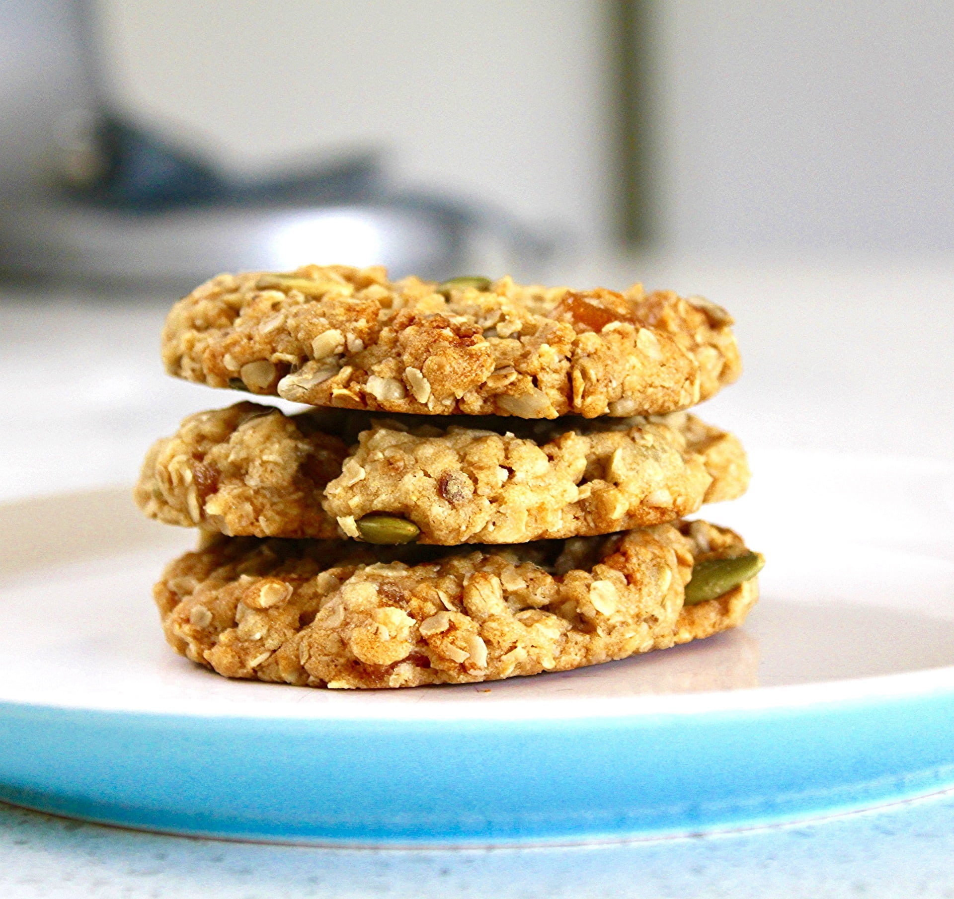 Three healthy-looking  cookies stacked on top of each other | Photo: Pikrepo