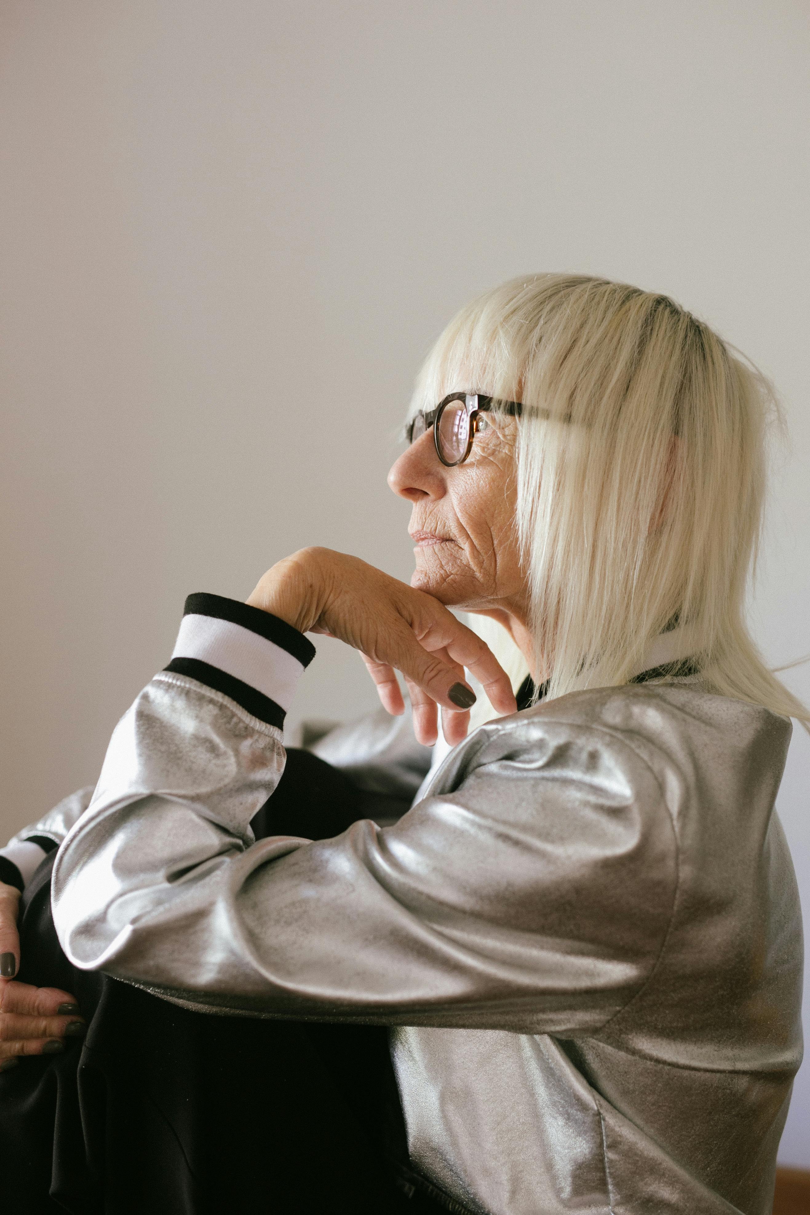 Thoughtful elderly lady | Source: Pexels