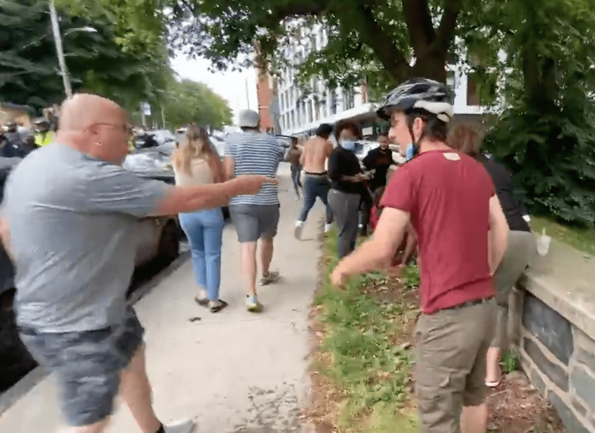 Protestors react to police who have been violent with them | Photo: Twitter/zwoodford