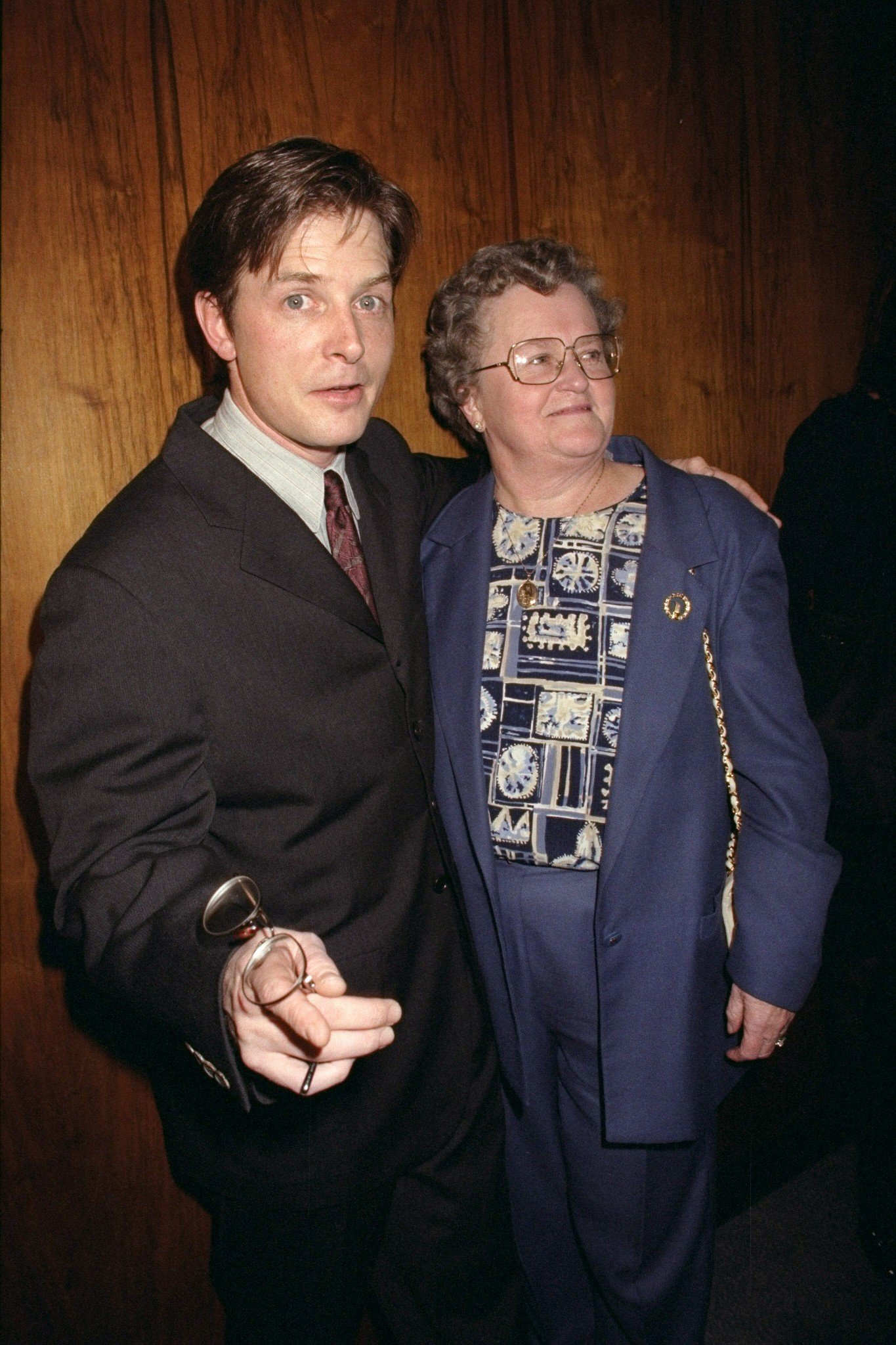 Michael J. Fox y su madre, Phyllis, en la fiesta de Newsweek para sus 100 Newsmakers en el Four Seasons, el 4 de diciembre de 1996. | Foto: Getty Images