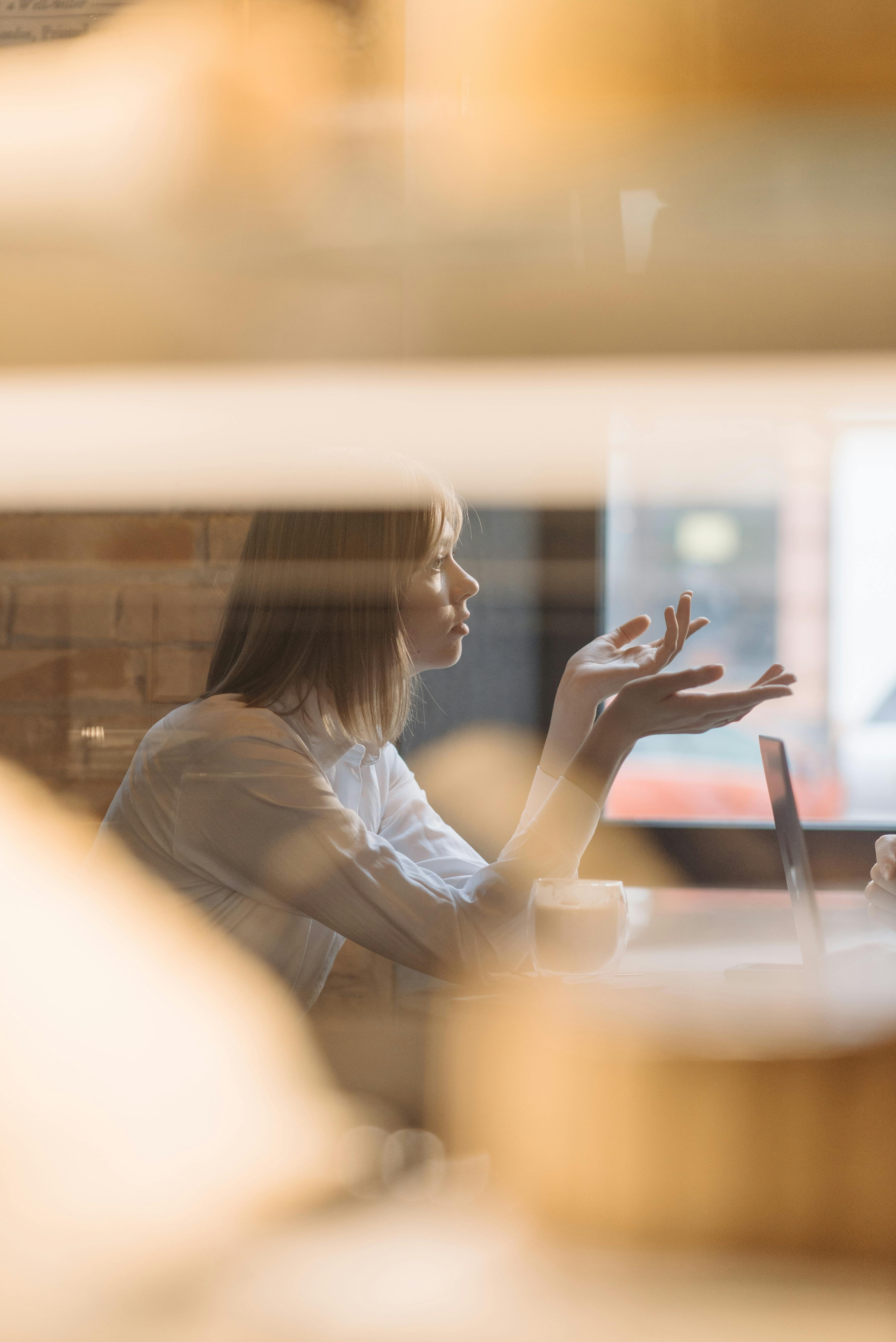 A woman expressing herself | Source: Pexels