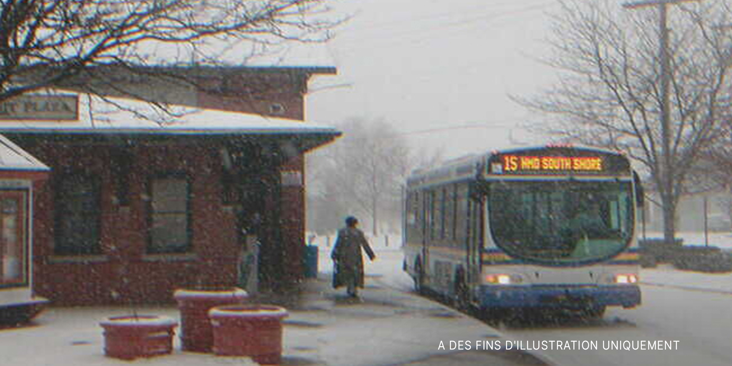 Une femme âgée à l'arrêt de bus | Source : Shutterstock