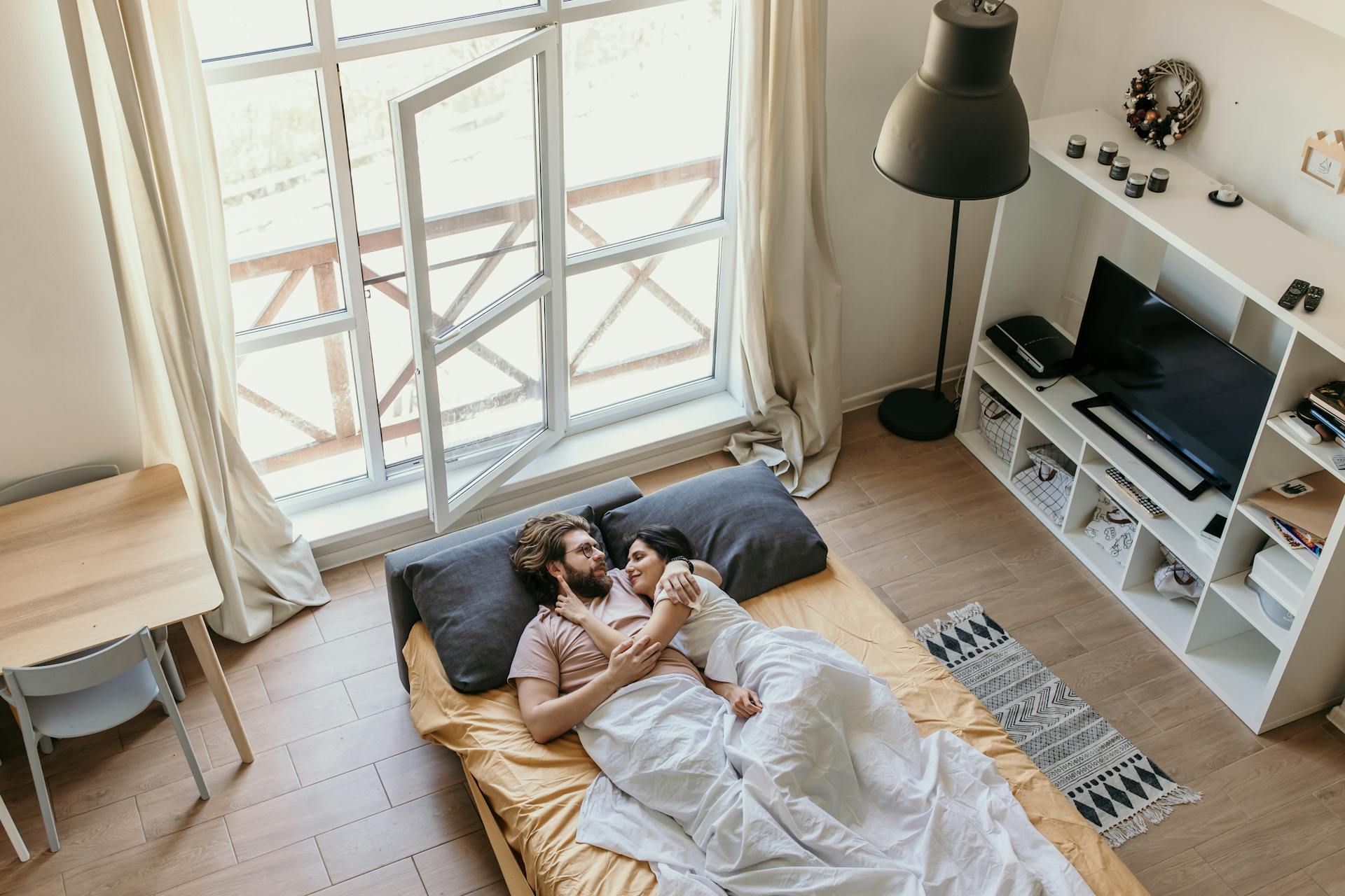 A couple in bed early in the morning | Source: Pexels