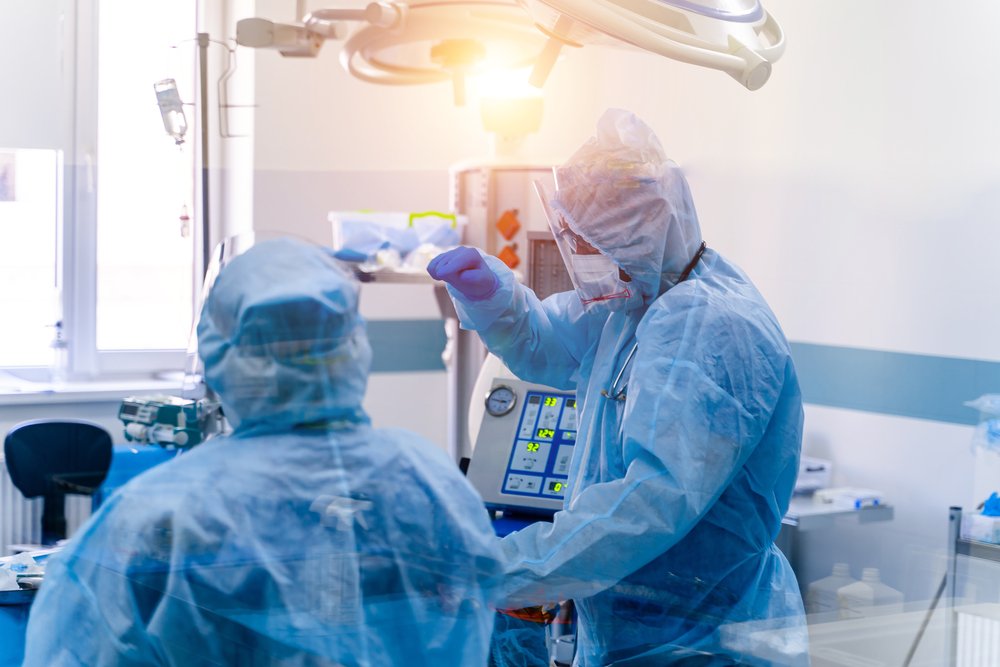 Personal médico en la Unidad de Cuidados Intesivos con trajes EPIS. | Foto: Shutterstock.