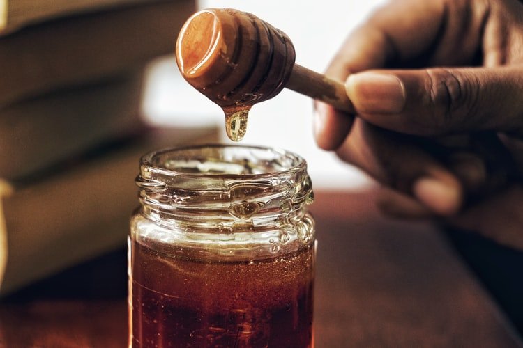 Un pot de miel. | Photo : Unsplash