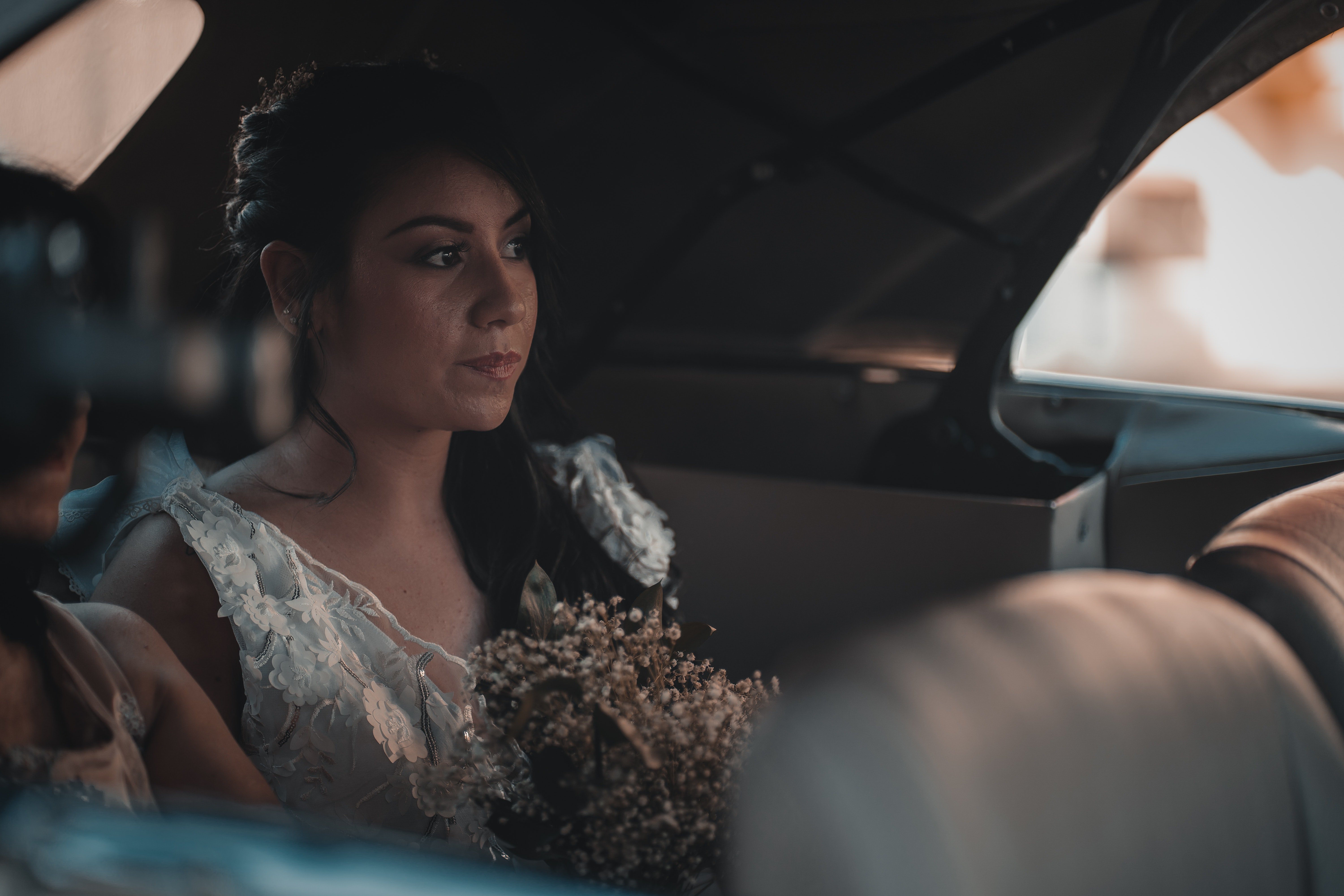 A bride sitting in a car backseat | Source: Pexels