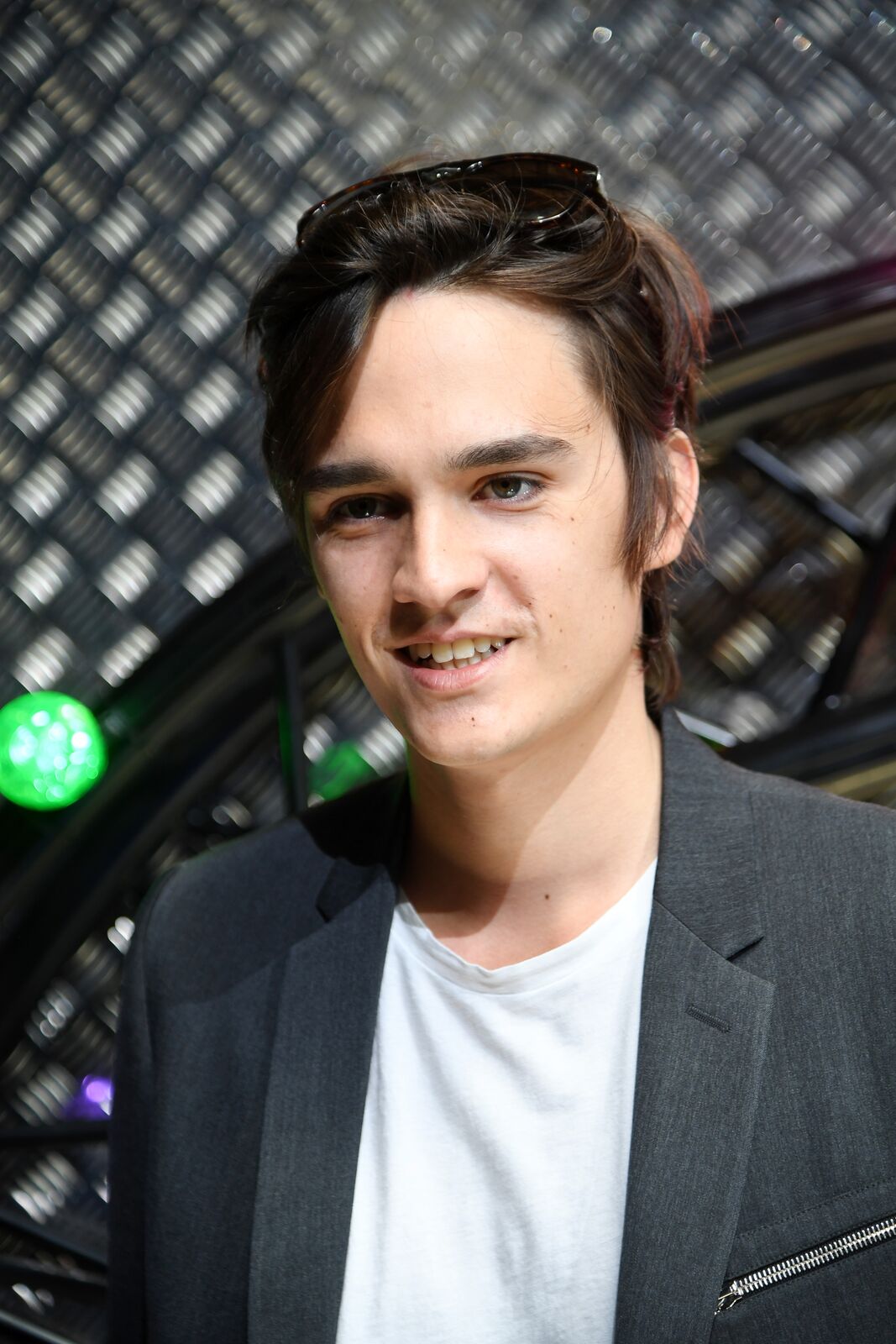 Alain-Fabien Delon participe au défilé de mode masculine printemps/été 2017 de Dior Homme dans le cadre de la Semaine de la mode de Paris, Franceb. | Photo : Getty Images