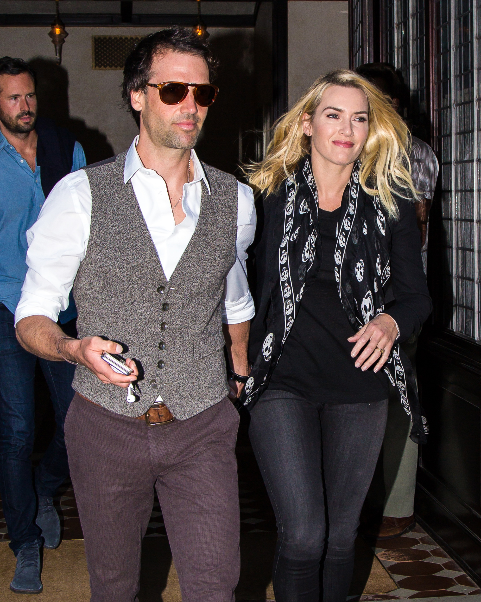 Ned Rocknroll und Kate Winslet verlassen am 6. Oktober 2015 ein Hotel in New York City | Quelle: Getty Images