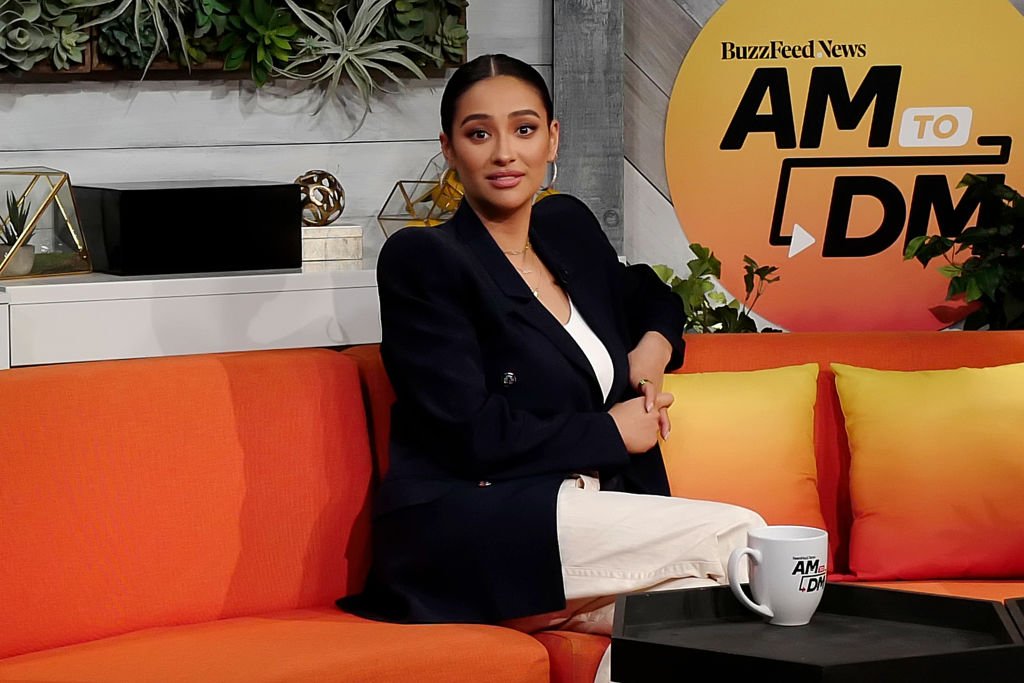 Shay Mitchell at BuzzFeed's "AM To DM" on February 19, 2020 | Photo: Getty Images
