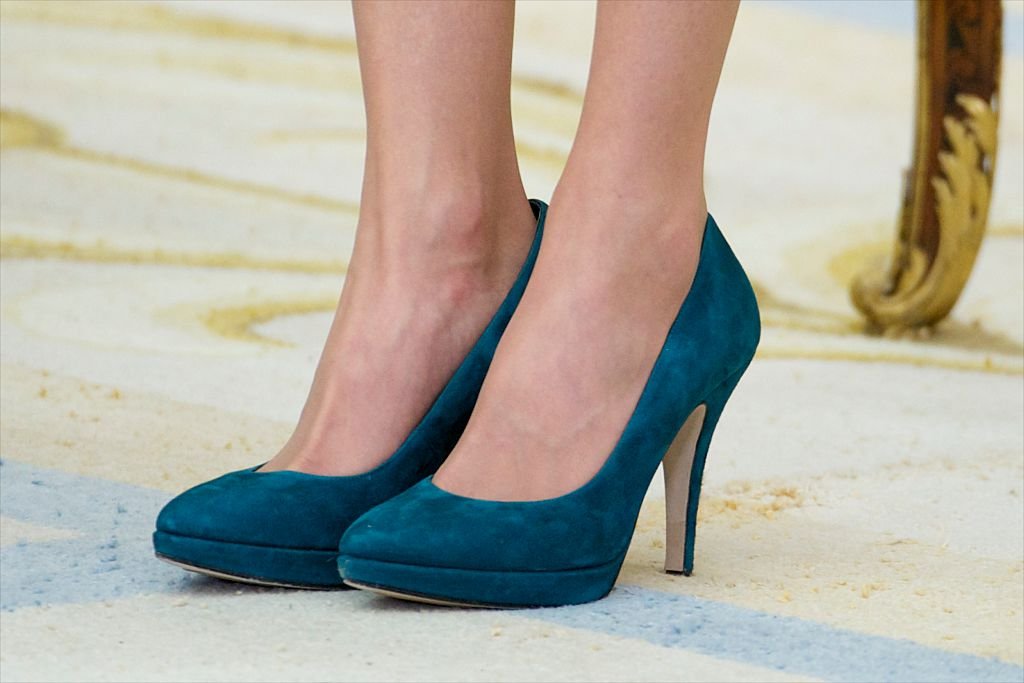 Detalle de los zapatos de la reina Letizia, diciembre 2014. | Foto: Getty Images