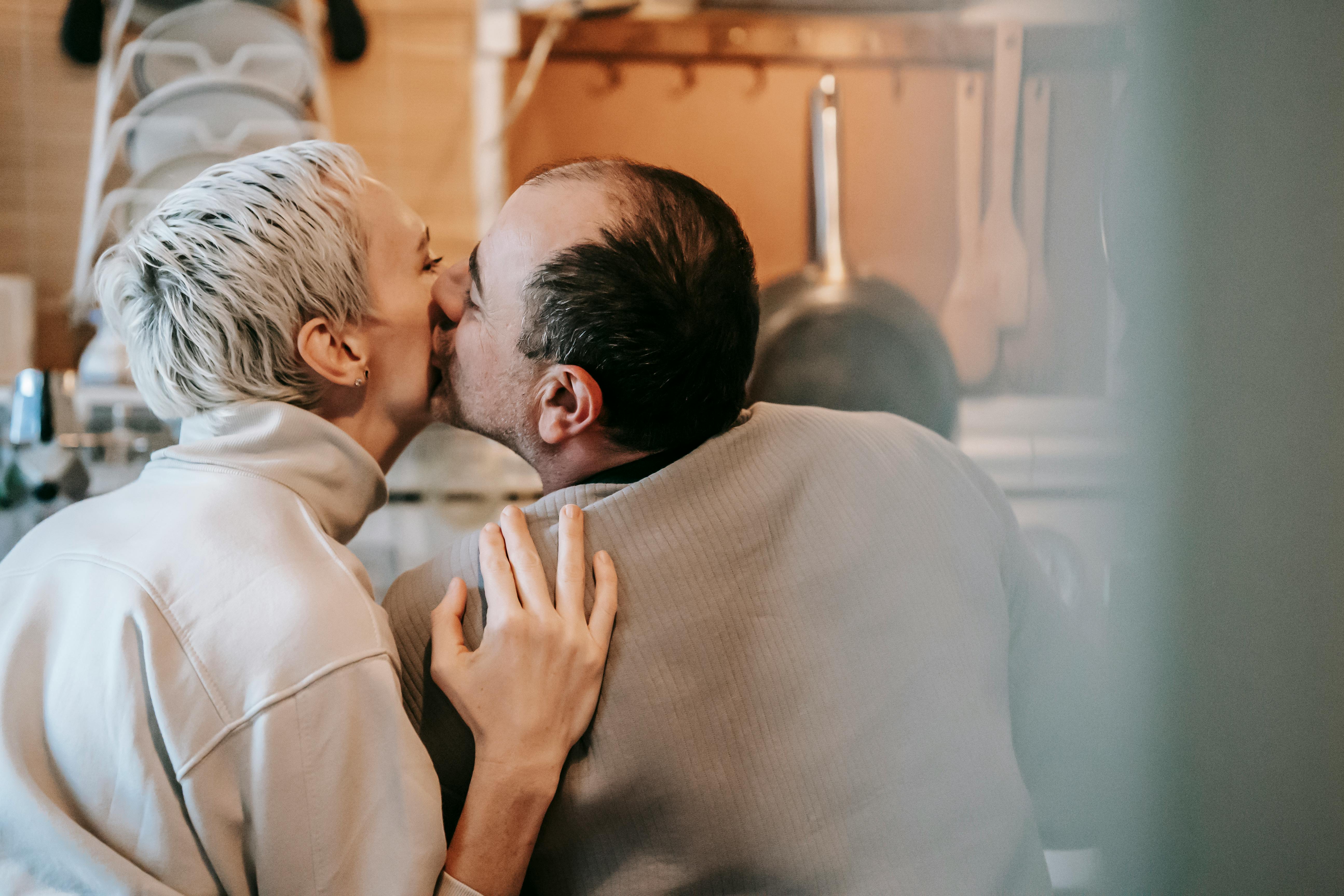 A man kissing a woman | Source: Pexels