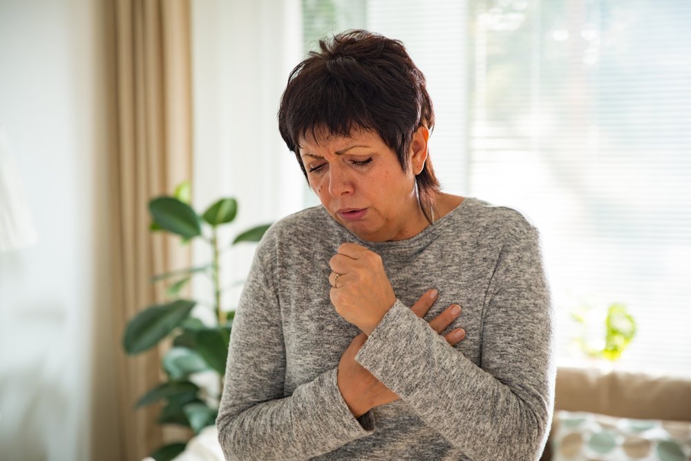 Frau hustet | Quelle: Shutterstock