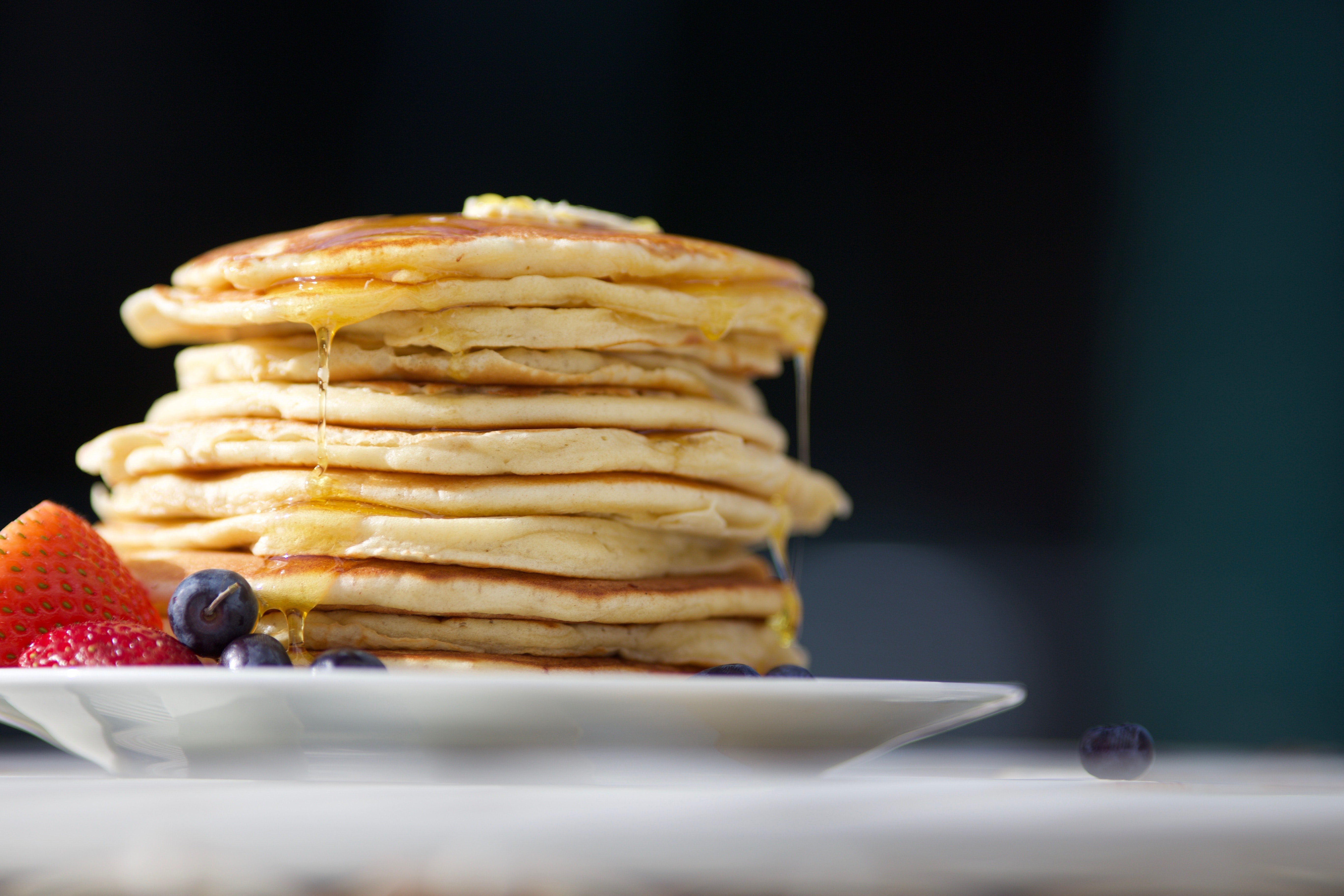 Joe commemorated his first meeting with Stella at the café by serving her favorite pancakes with maple syrup. | Source: Unsplash