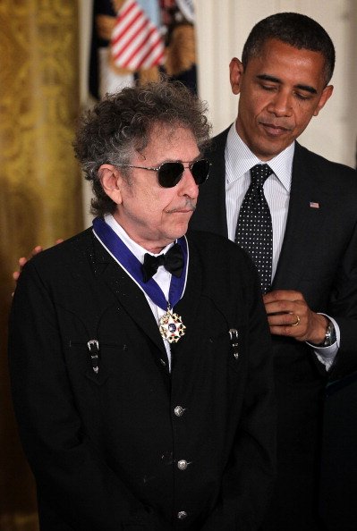 Bob Dylan is presented with a Presidential Medal of Freedom by U.S. President Barack Obama during an East Room event May 29, 2012 at the White House in Washington, DC. | Photo: Getty Images