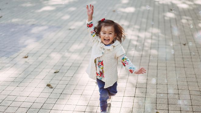 Une petite fille qui s'enfuit | Photo : Getty Images