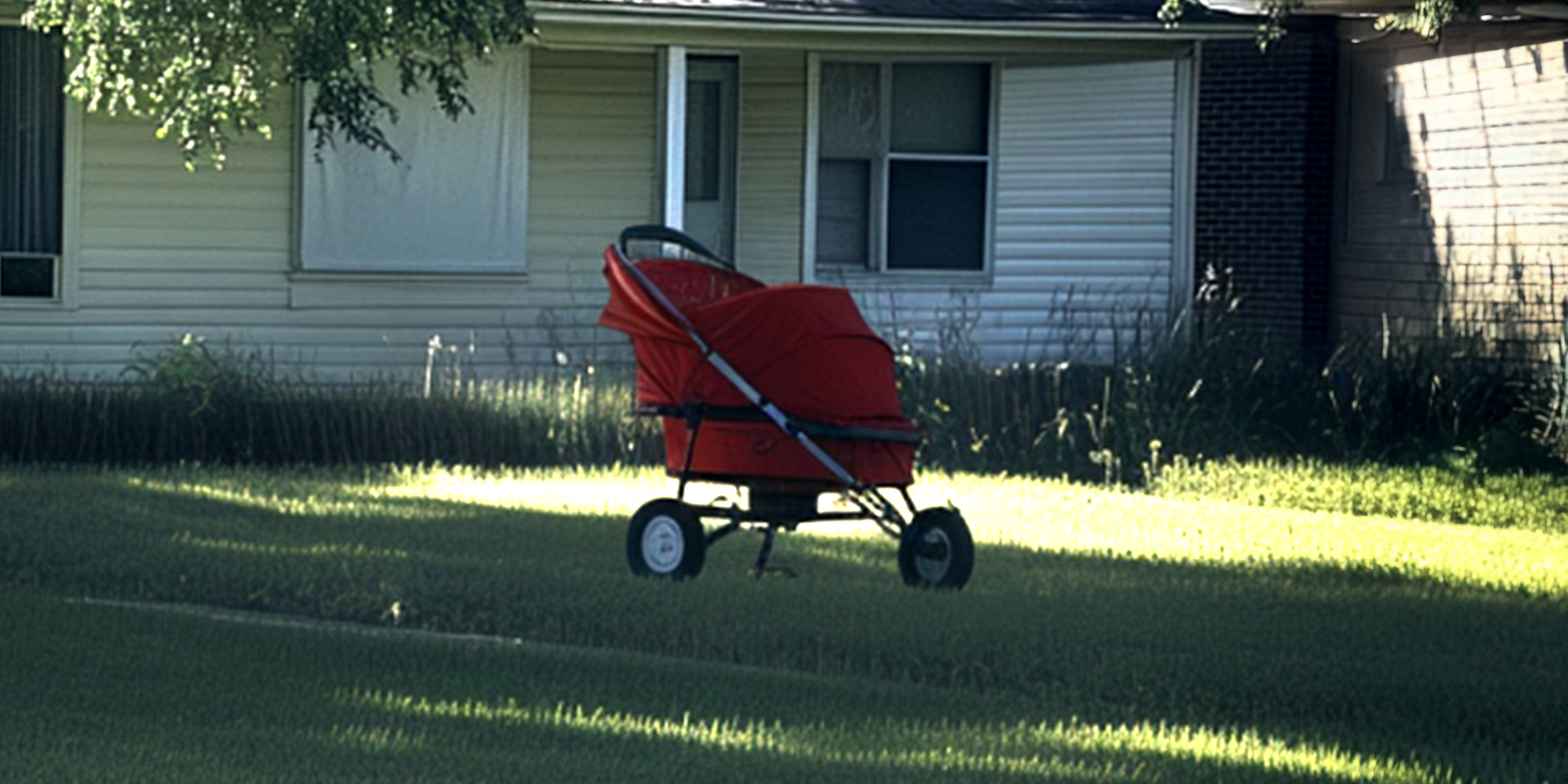 A stroller in a front yard | Source: AmoMama