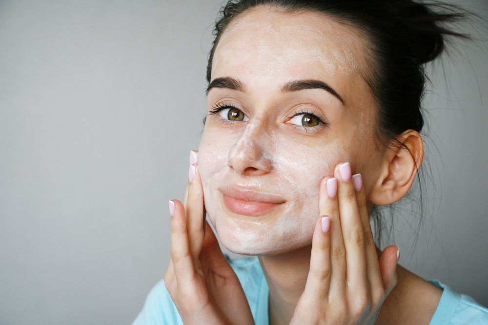 Mujer usando limpiador facial. | Foto: Shutterstock.