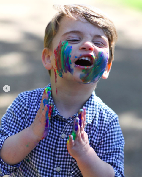 Prince Louis posing with paint on his face and hands, posted on April 23, 2020 | Source: Instagram/princeandprincessofwales