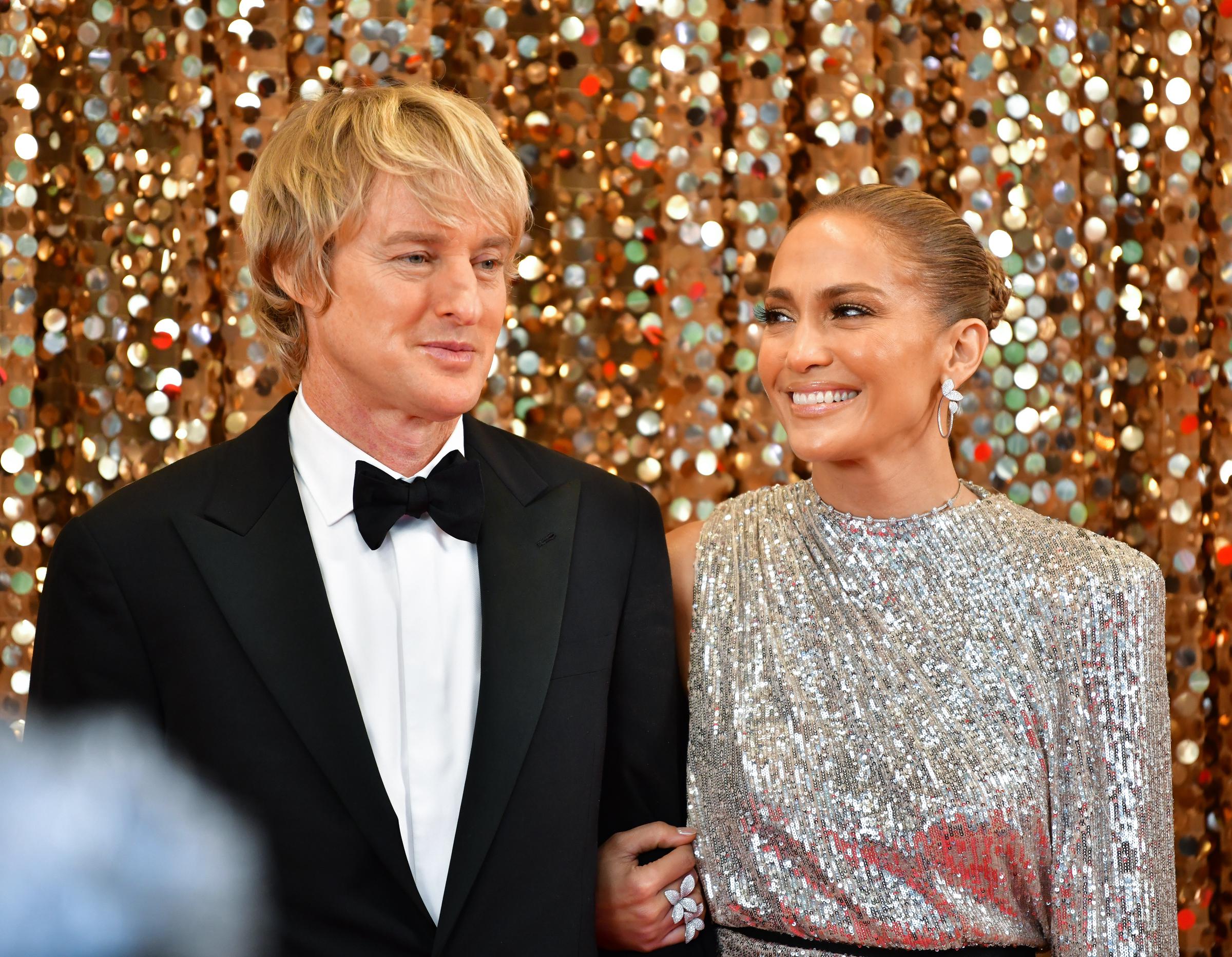 Owen Wilson and Jennifer Lopez seen filming on location for "Marry Me" at the Manhattan Center on October 22, 2019 | Source: Getty Images