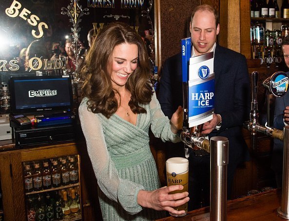 Kate Middleton, the Duchess of Cambridge, pulling a pint of beer in Belfast, Northern Ireland | Photo: Getty Images