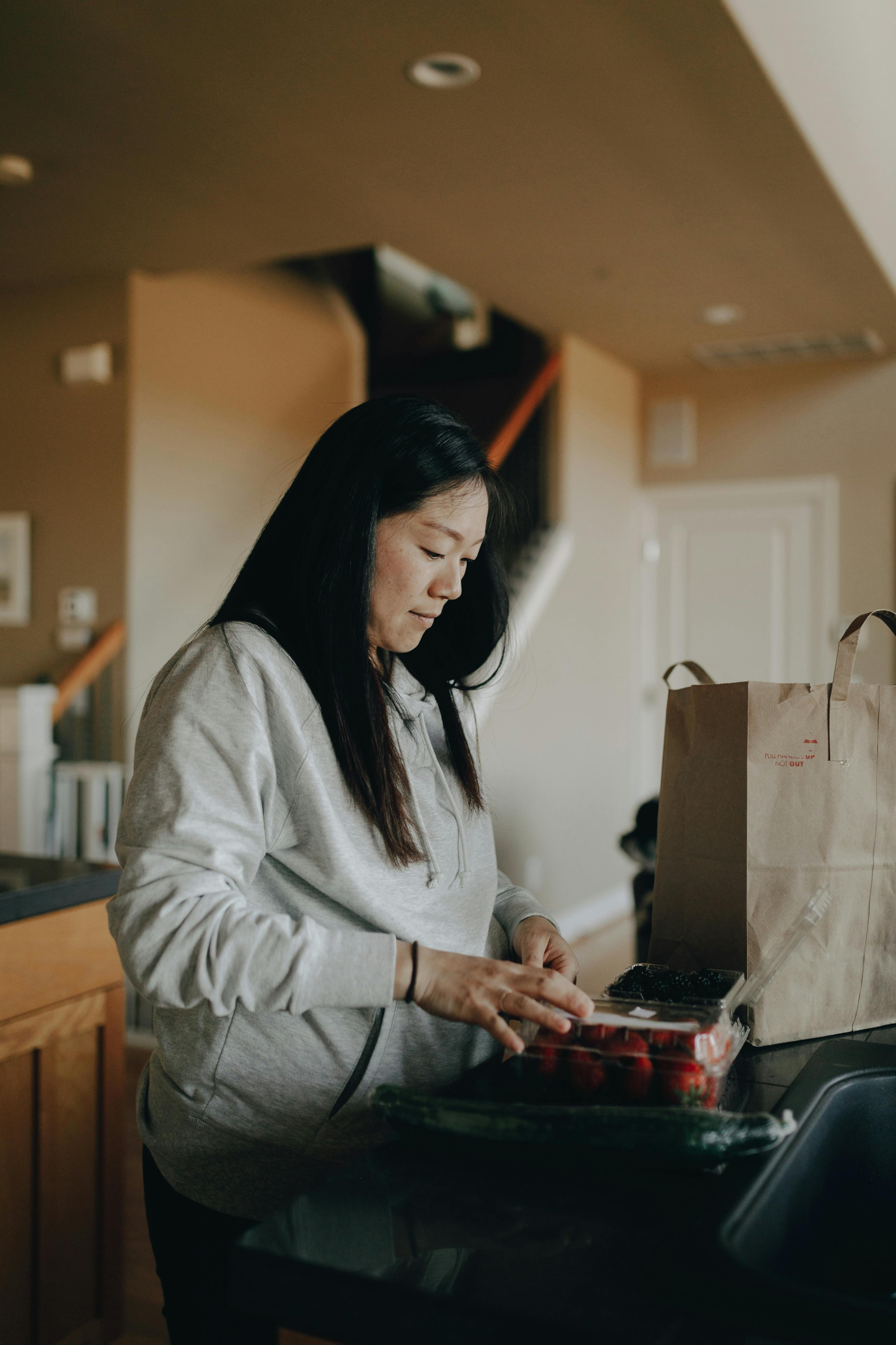 Jennifer unpacks her groceries, finally at peace | Source: Pexels