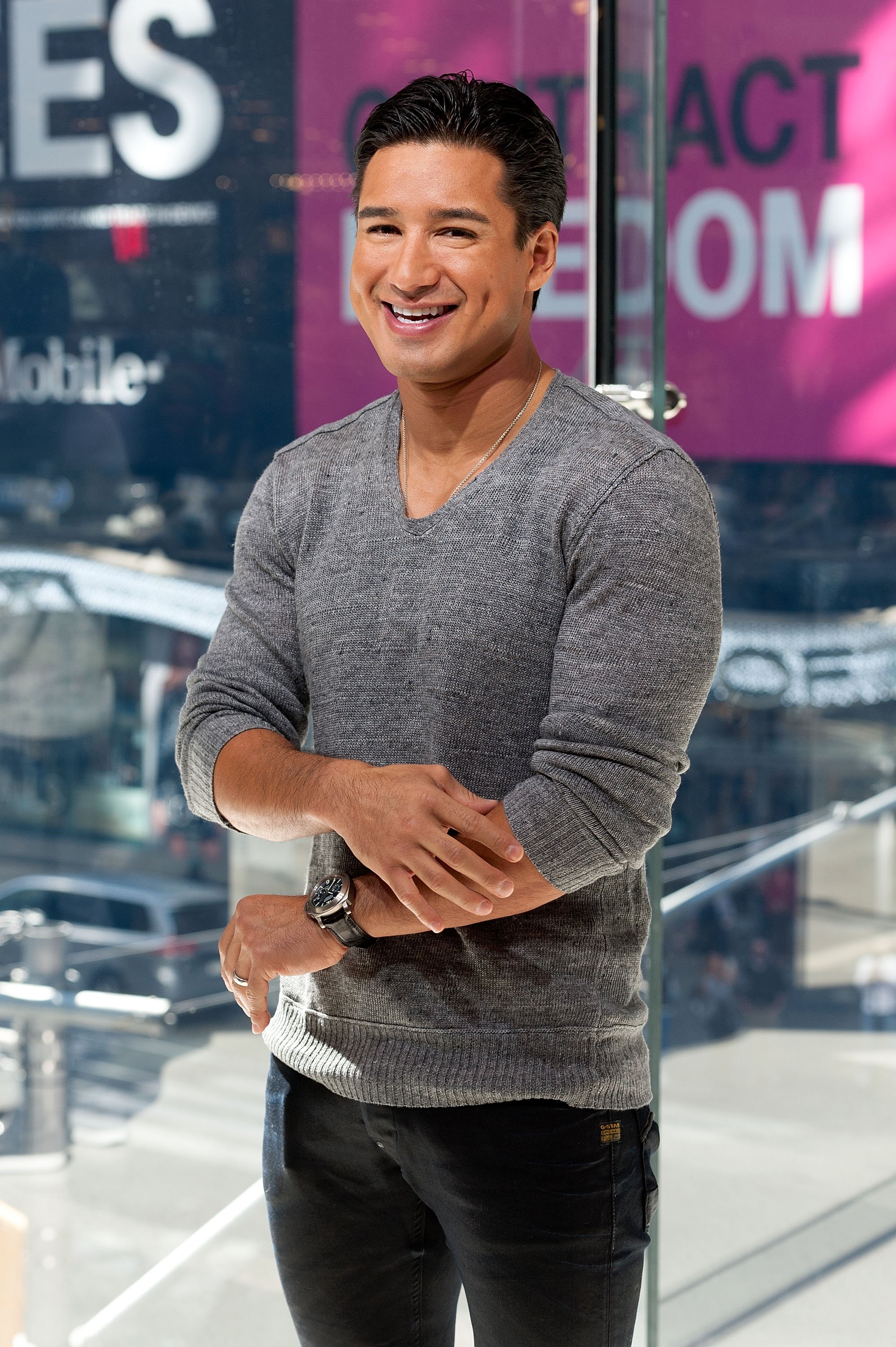 Mario Lopez hosts "Extra" in Times Square on October 6, 2014, in New York City. | Source: Getty Images.