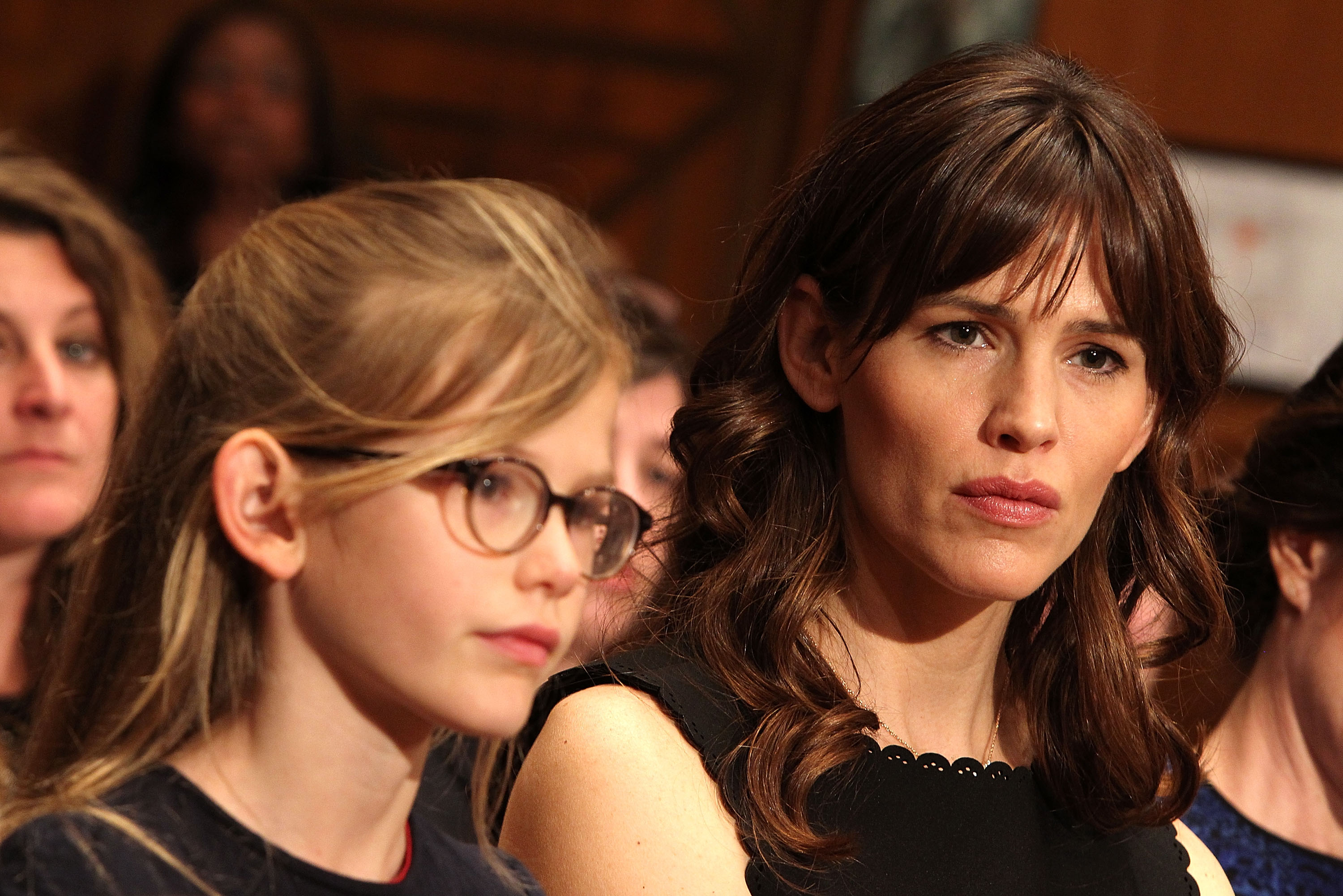 Jennifer Garner and her daughter Violet Affleck listen to Ben Affleck testify before a Senate hearing on March 26, 2015. | Source: Getty Images