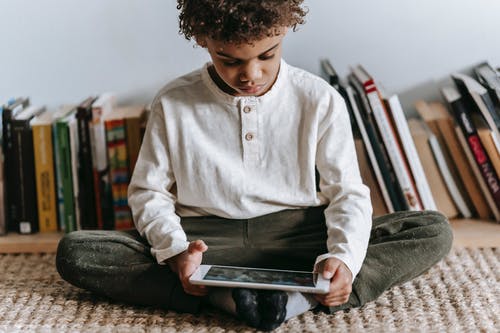 Un enfant qui joue en ligne. | Photo : Pexels